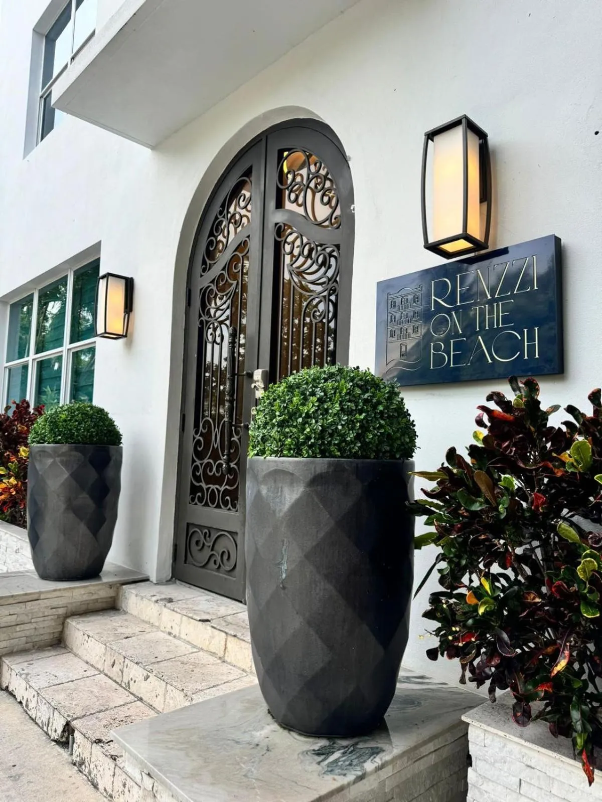 Facade/entrance in Renzzi On The Beach