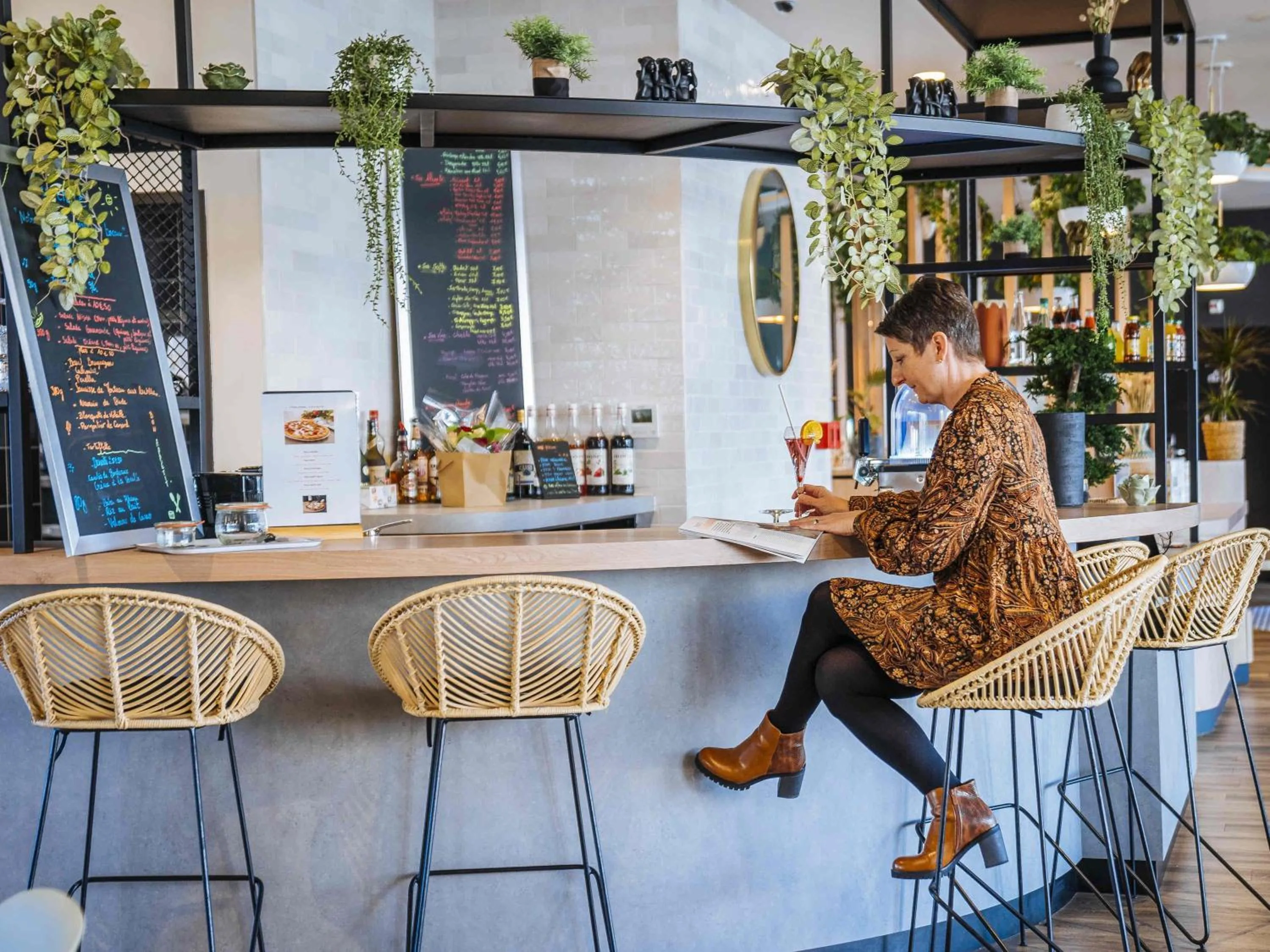 Lounge or bar in Ibis Styles Rouen Centre Rive Gauche