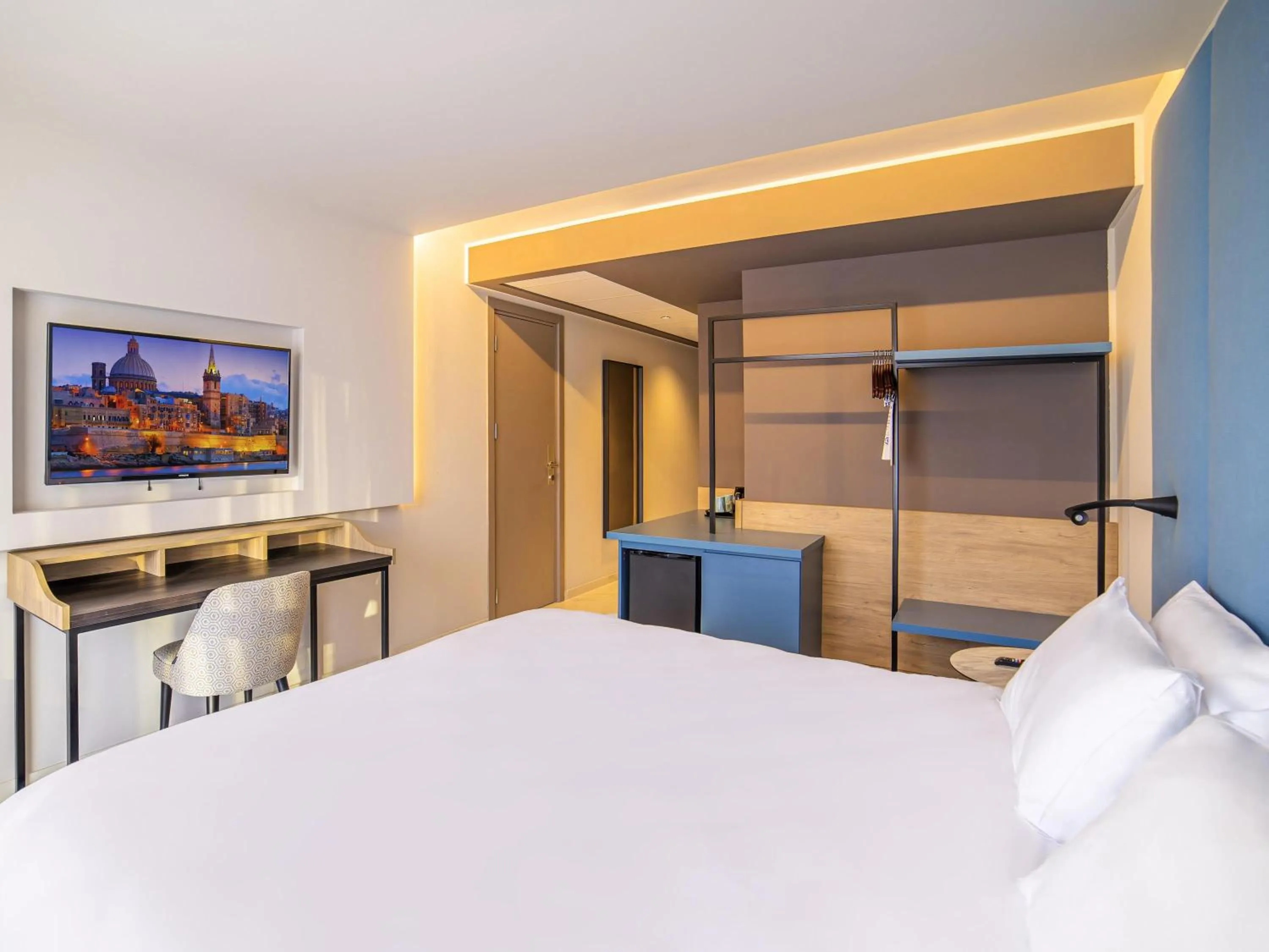 Bedroom, Bed in Mercure St. Julian's Malta