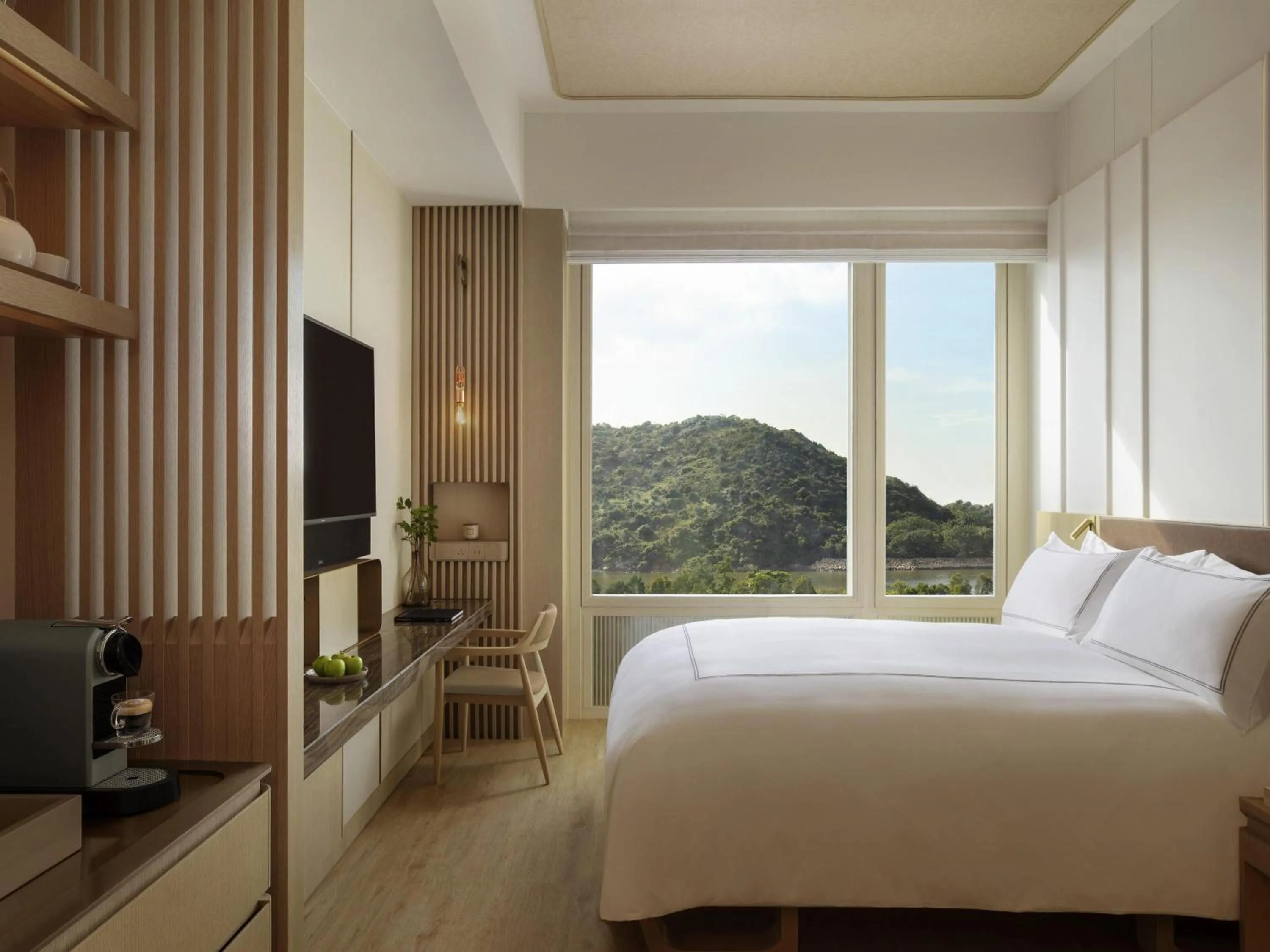 Bedroom, Bed in The Silveri Hotel Hong Kong - MGallery Collection