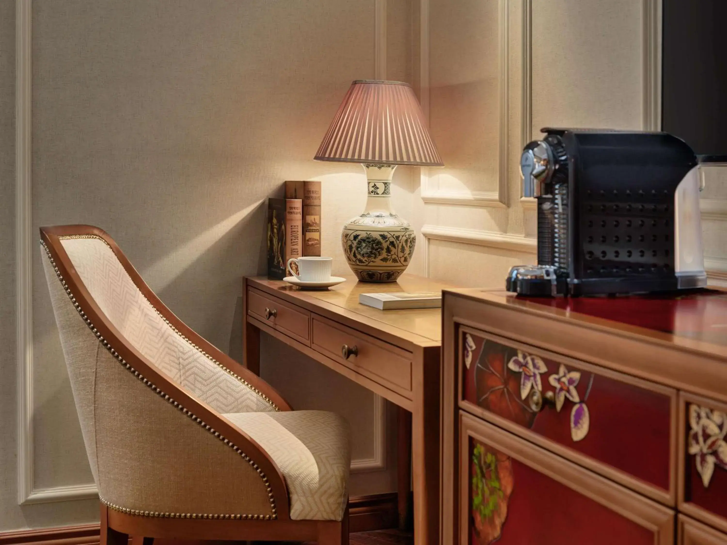 Deluxe Room with Twin Beds in Grand Mercure Hanoi Deluxe Room with Twin Beds in Grand Mercure Hanoi