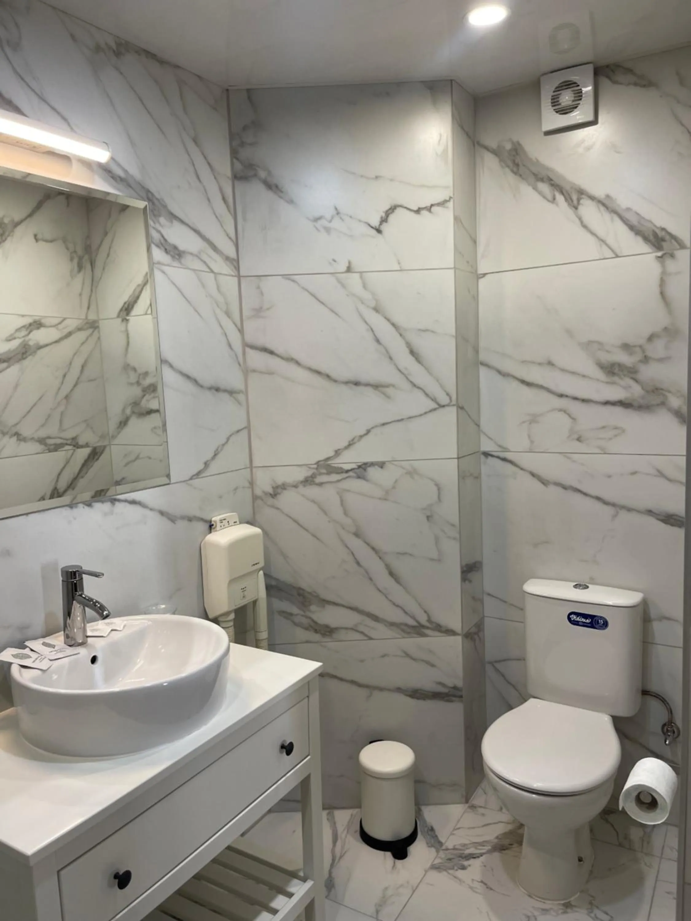 Bathroom in Hotel Art