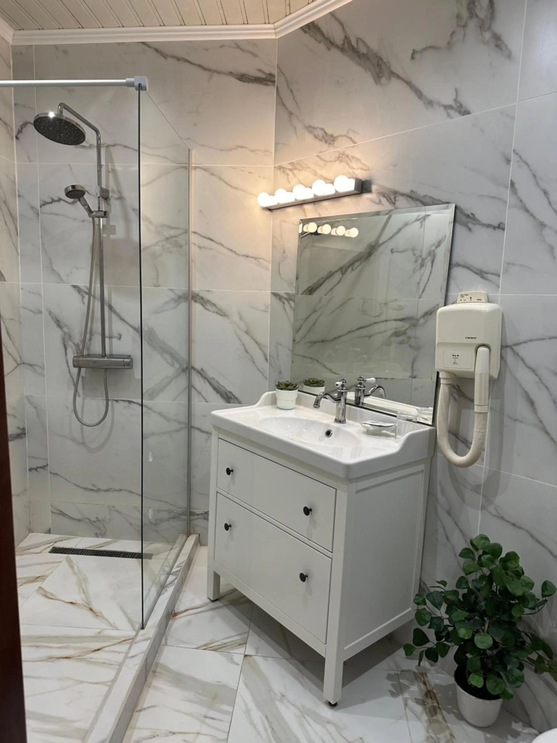 Bathroom in Hotel Art