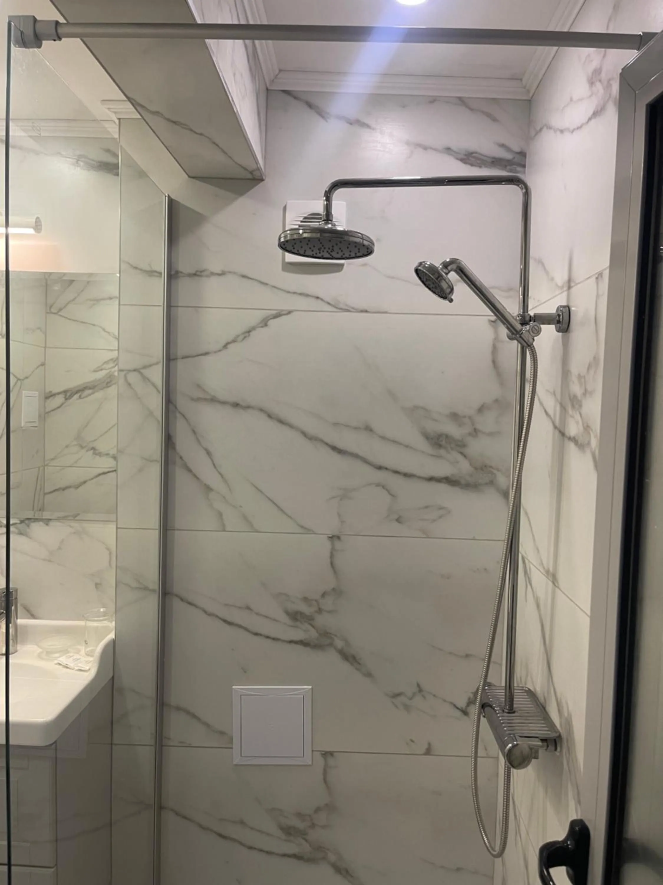 Bathroom in Hotel Art