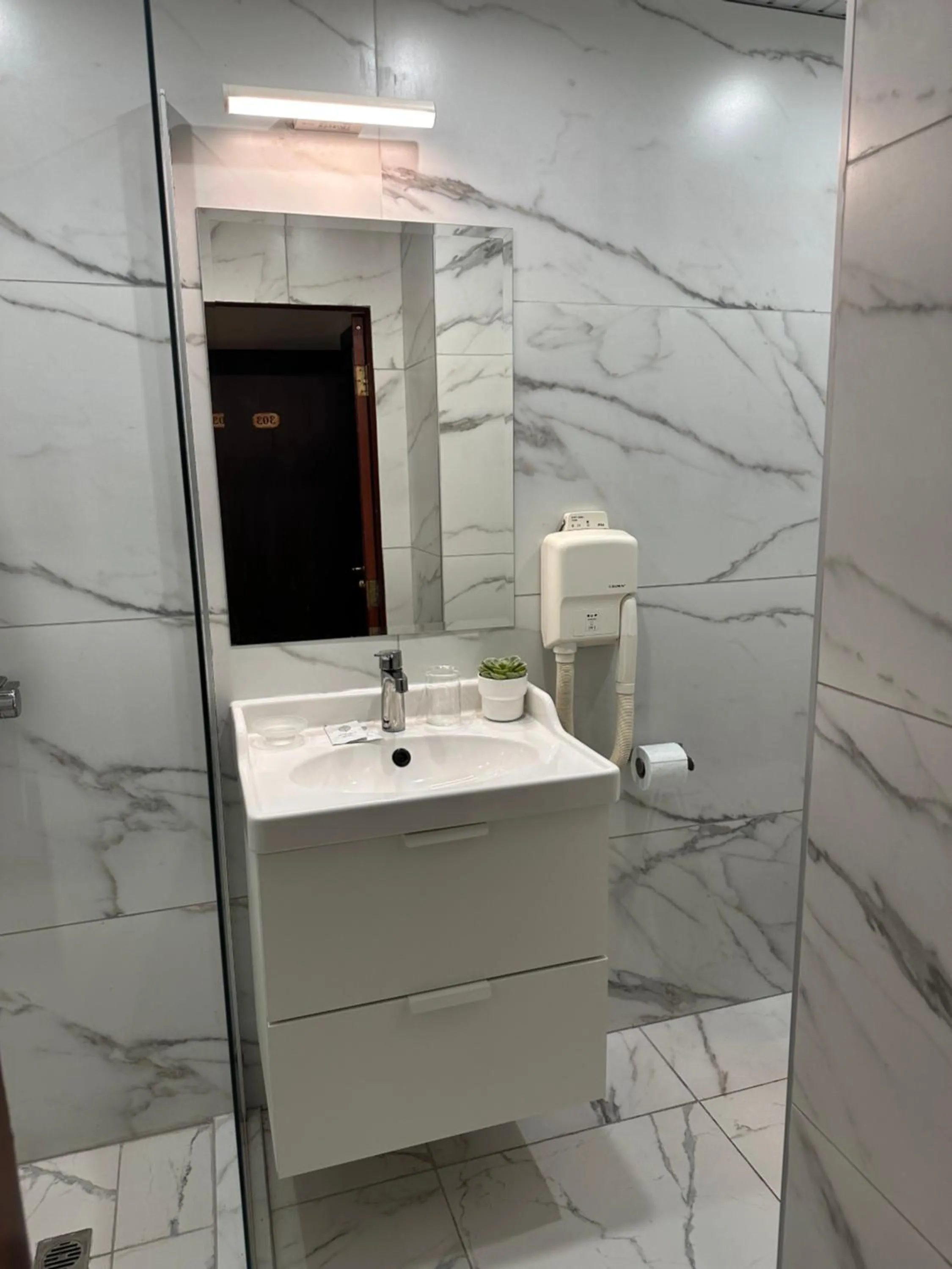 Bathroom in Hotel Art