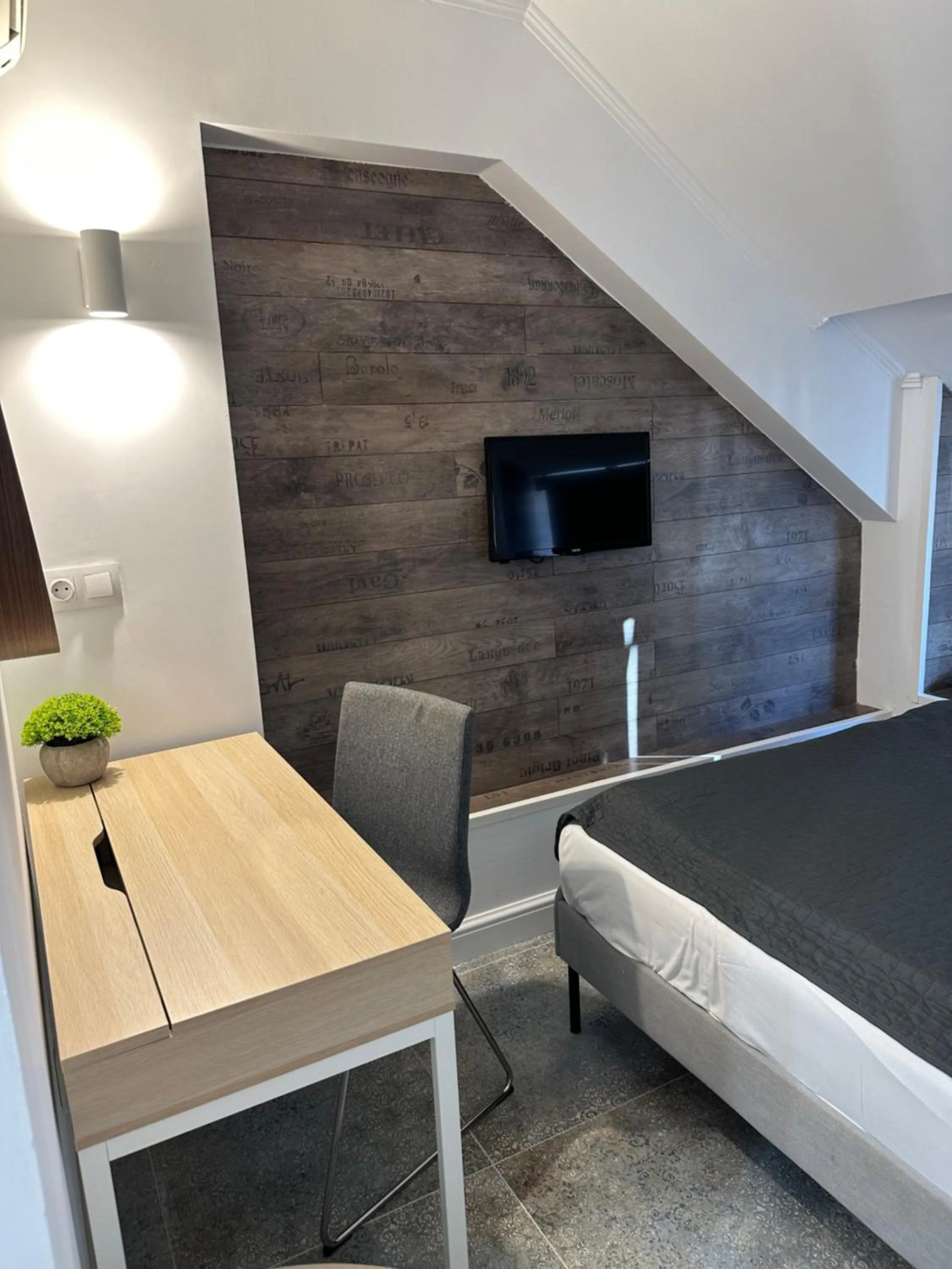 Communal lounge/ TV room, Bed in Hotel Art