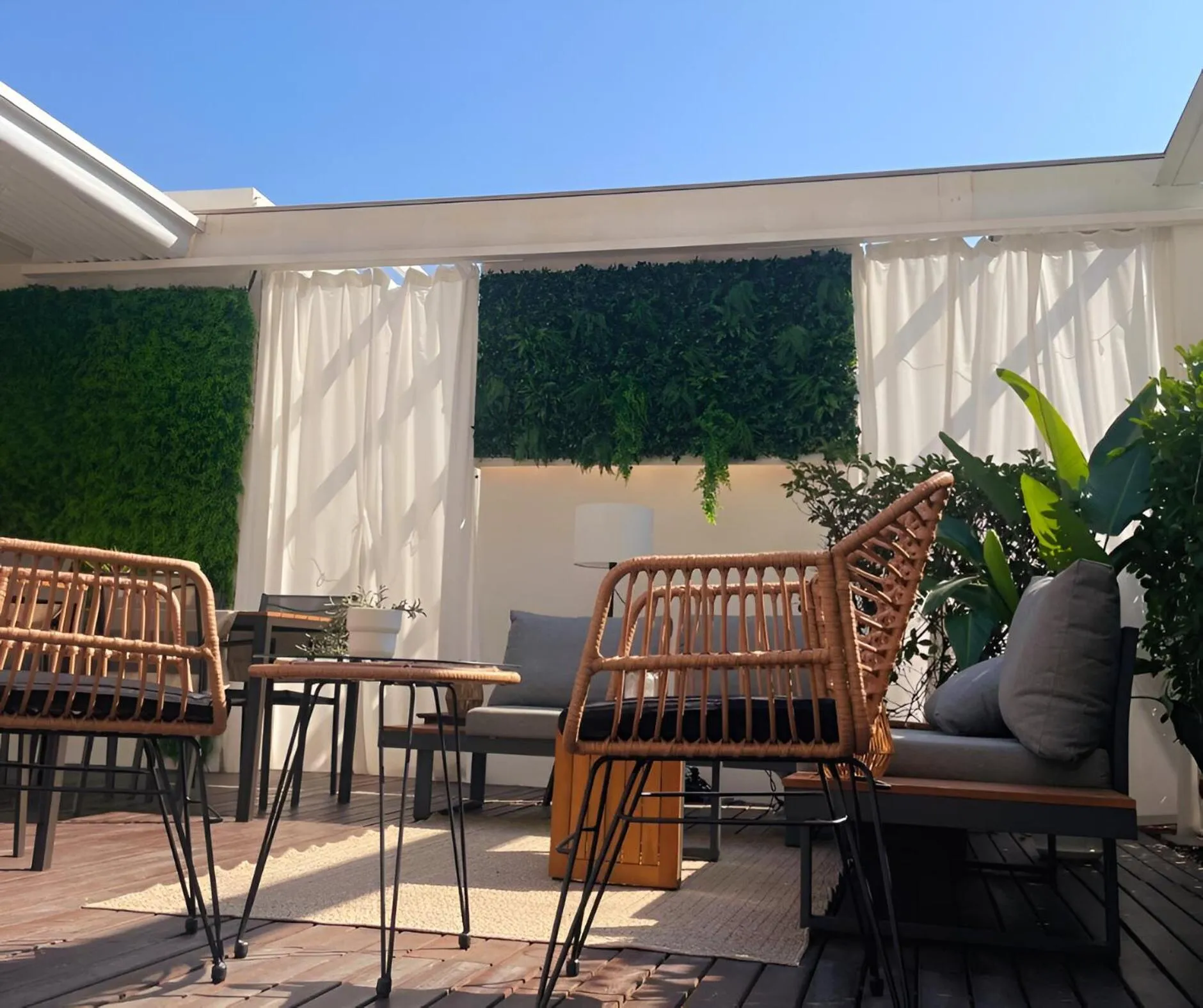 Patio in Amare Suite & Apartments