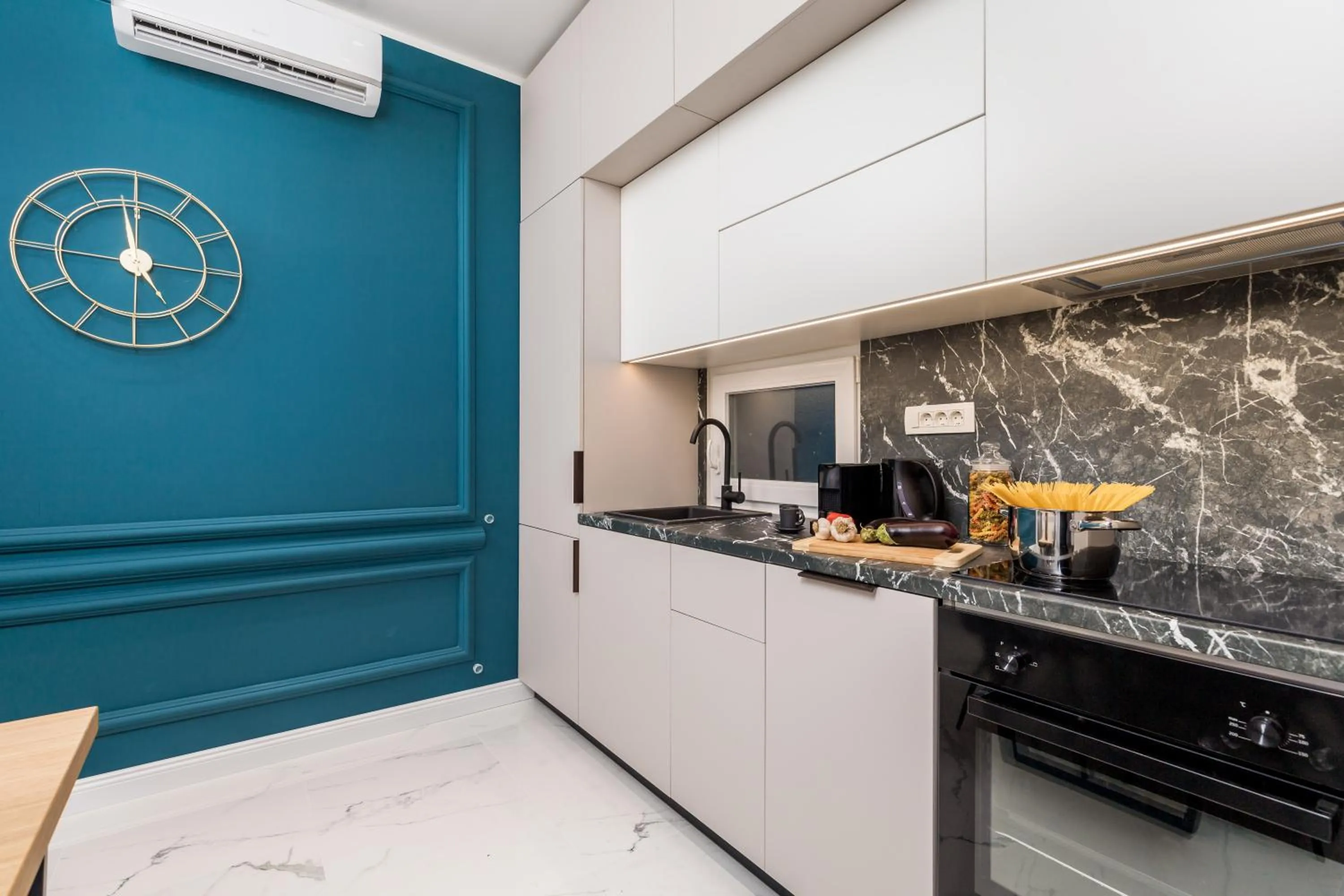 Coffee/tea facilities in Luxury Number 1 Apartments