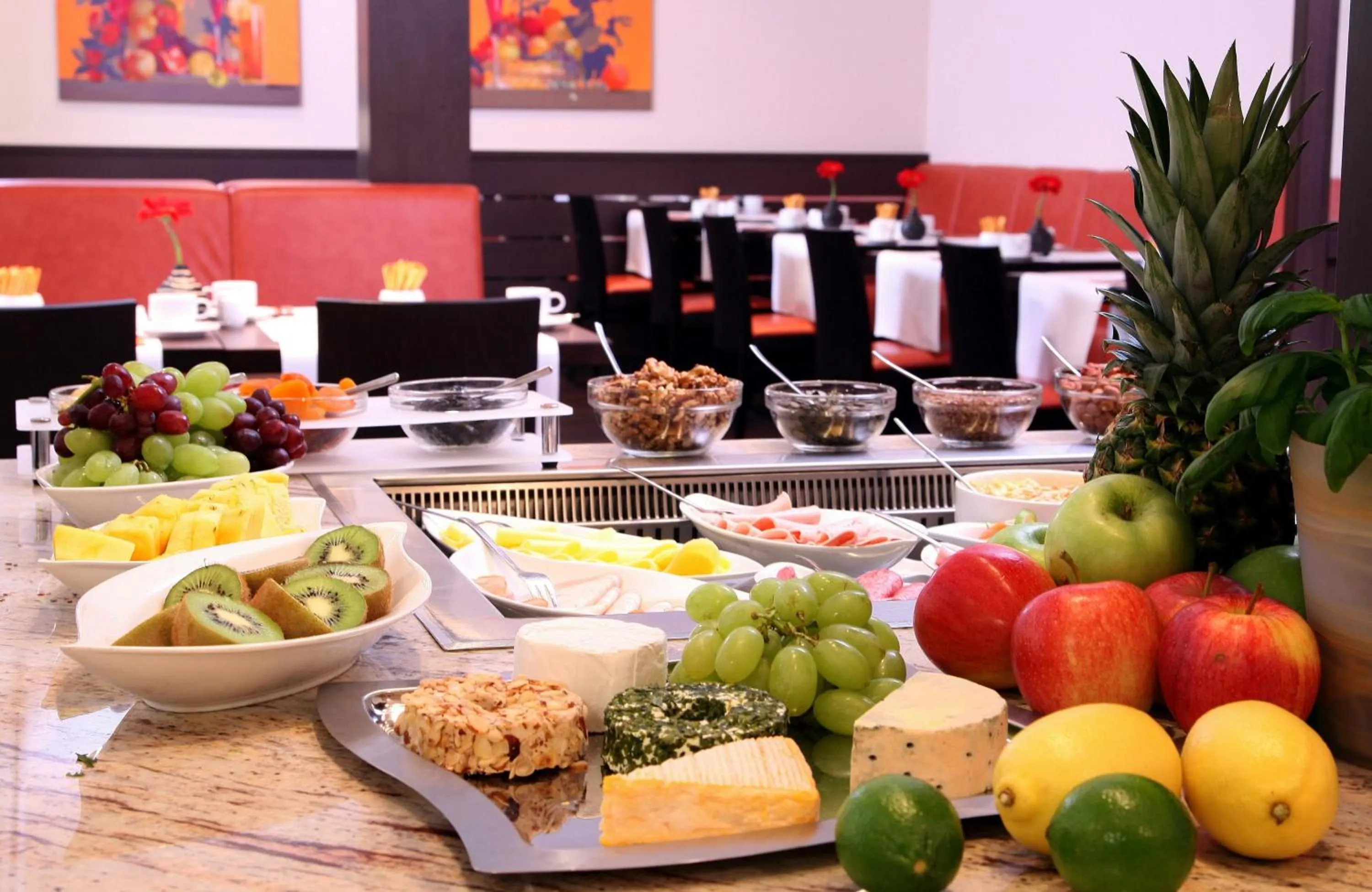 Buffet breakfast in Leonardo Hotel München City Center