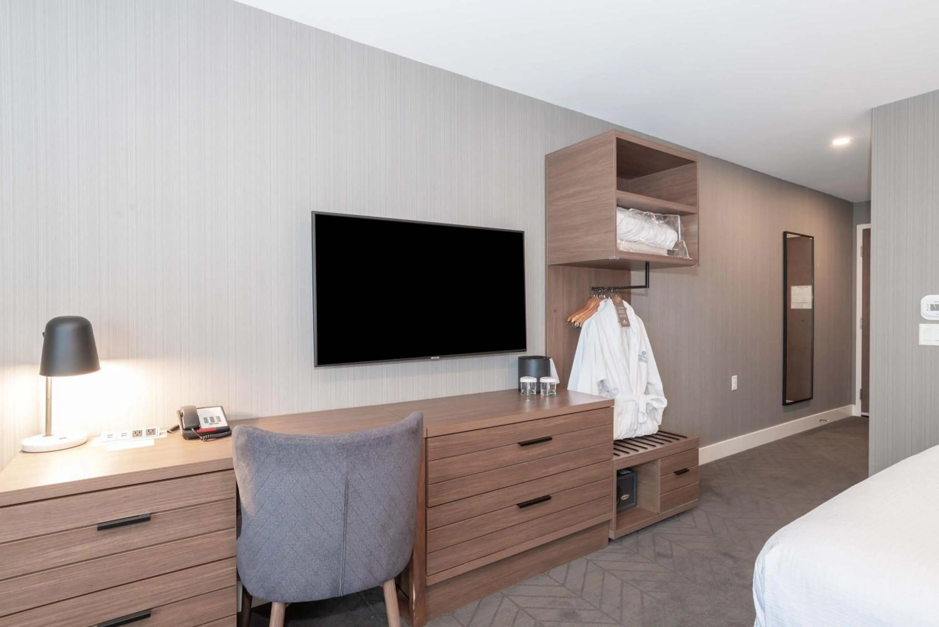 Photo of the whole room, Bed in Sandman Signature Saskatoon South Hotel