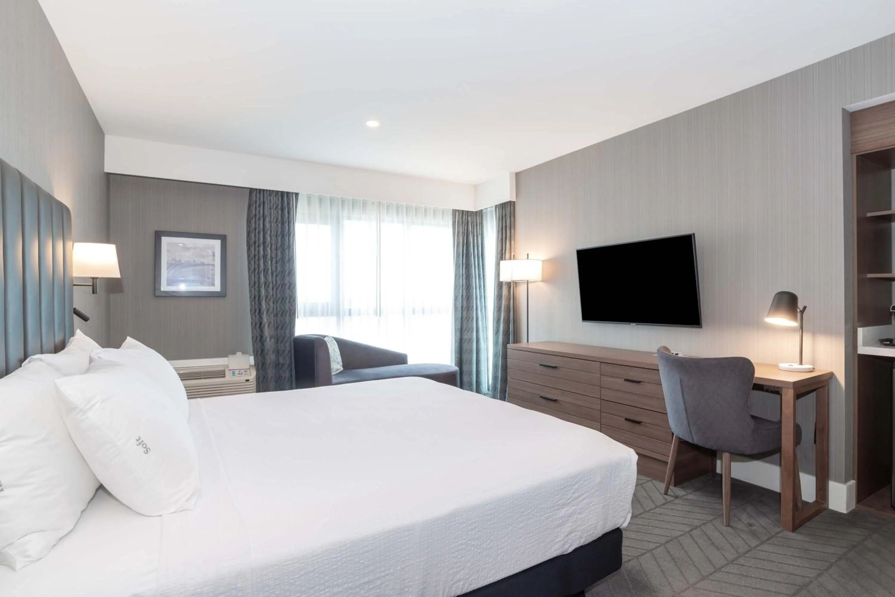 Photo of the whole room, Bed in Sandman Signature Saskatoon South Hotel