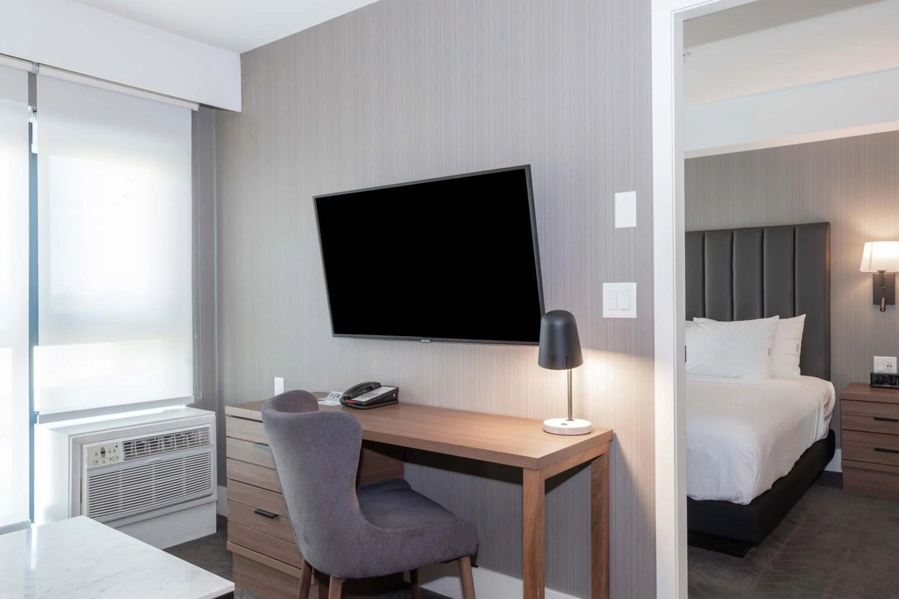 Photo of the whole room, Bed in Sandman Signature Saskatoon South Hotel