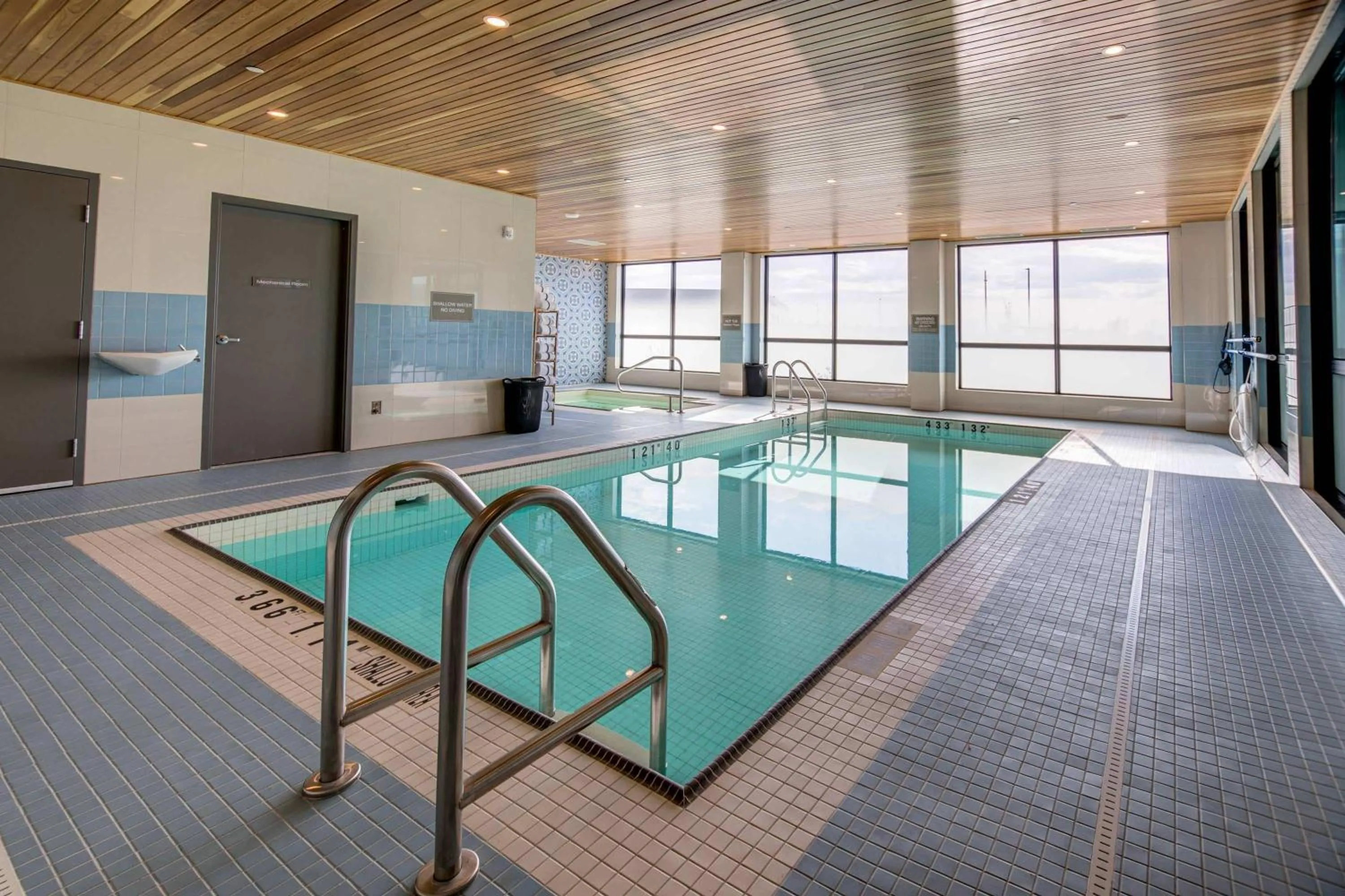 Swimming pool in Sandman Signature Saskatoon South Hotel