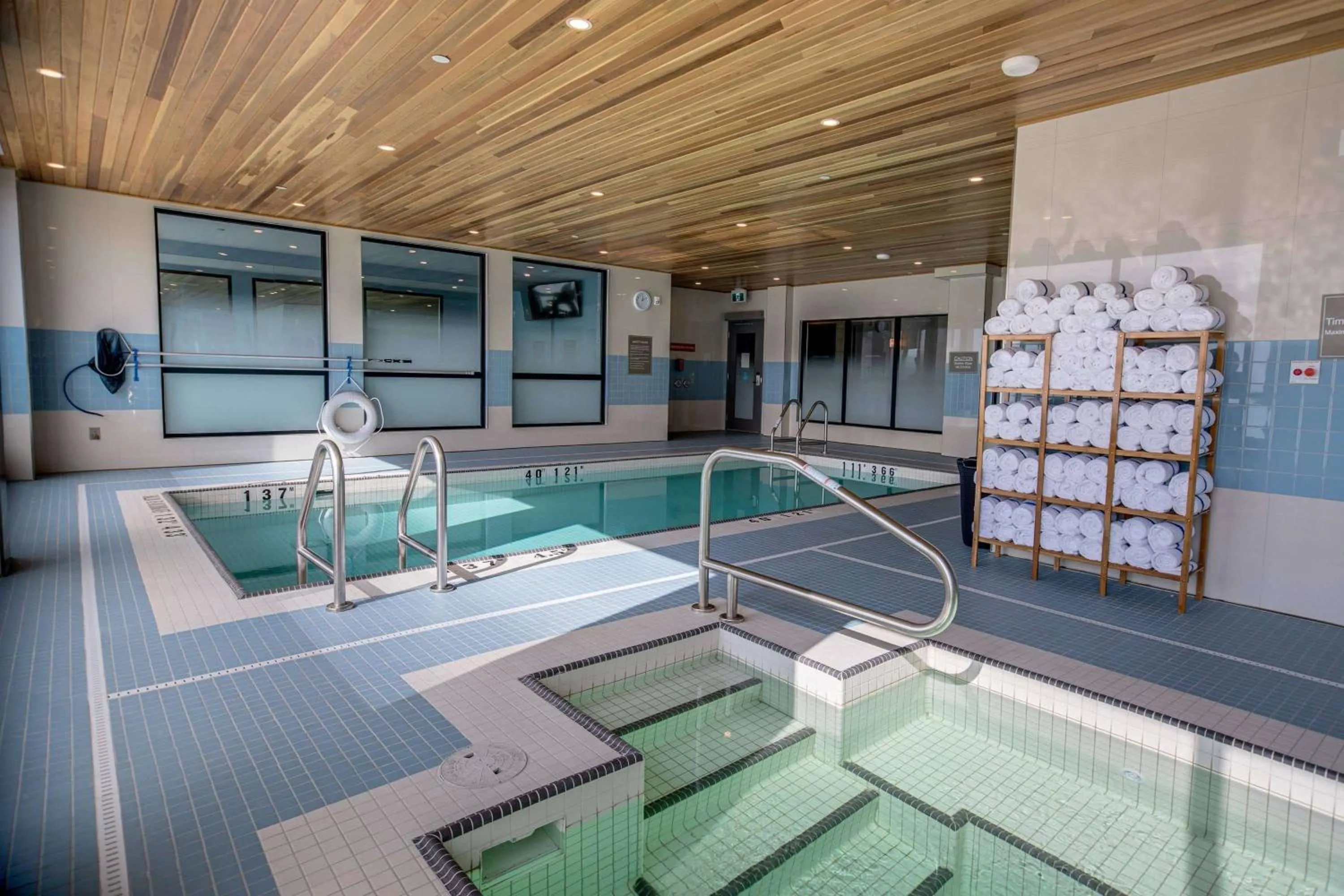 Swimming pool in Sandman Signature Saskatoon South Hotel