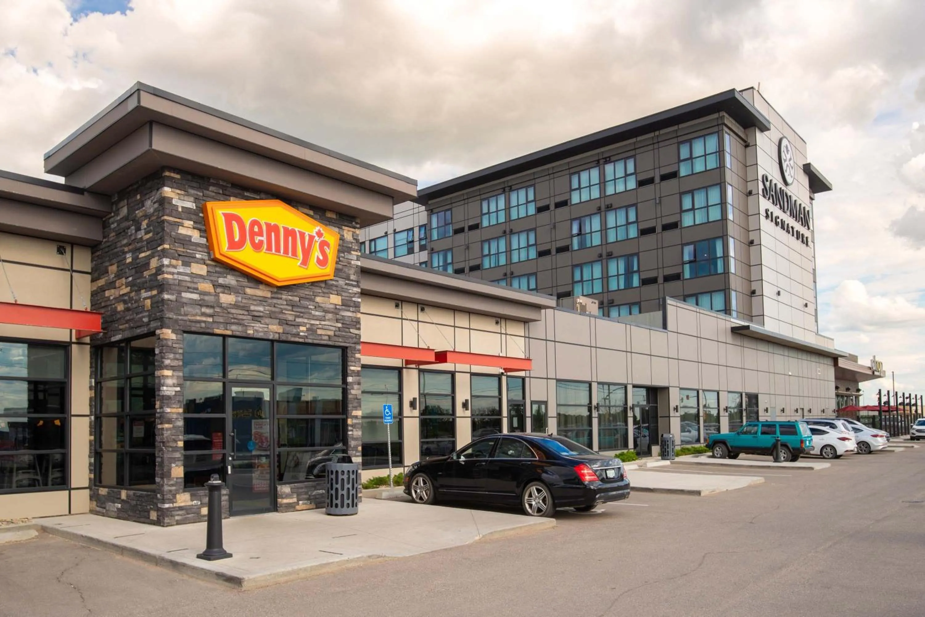 Restaurant/places to eat in Sandman Signature Saskatoon South Hotel