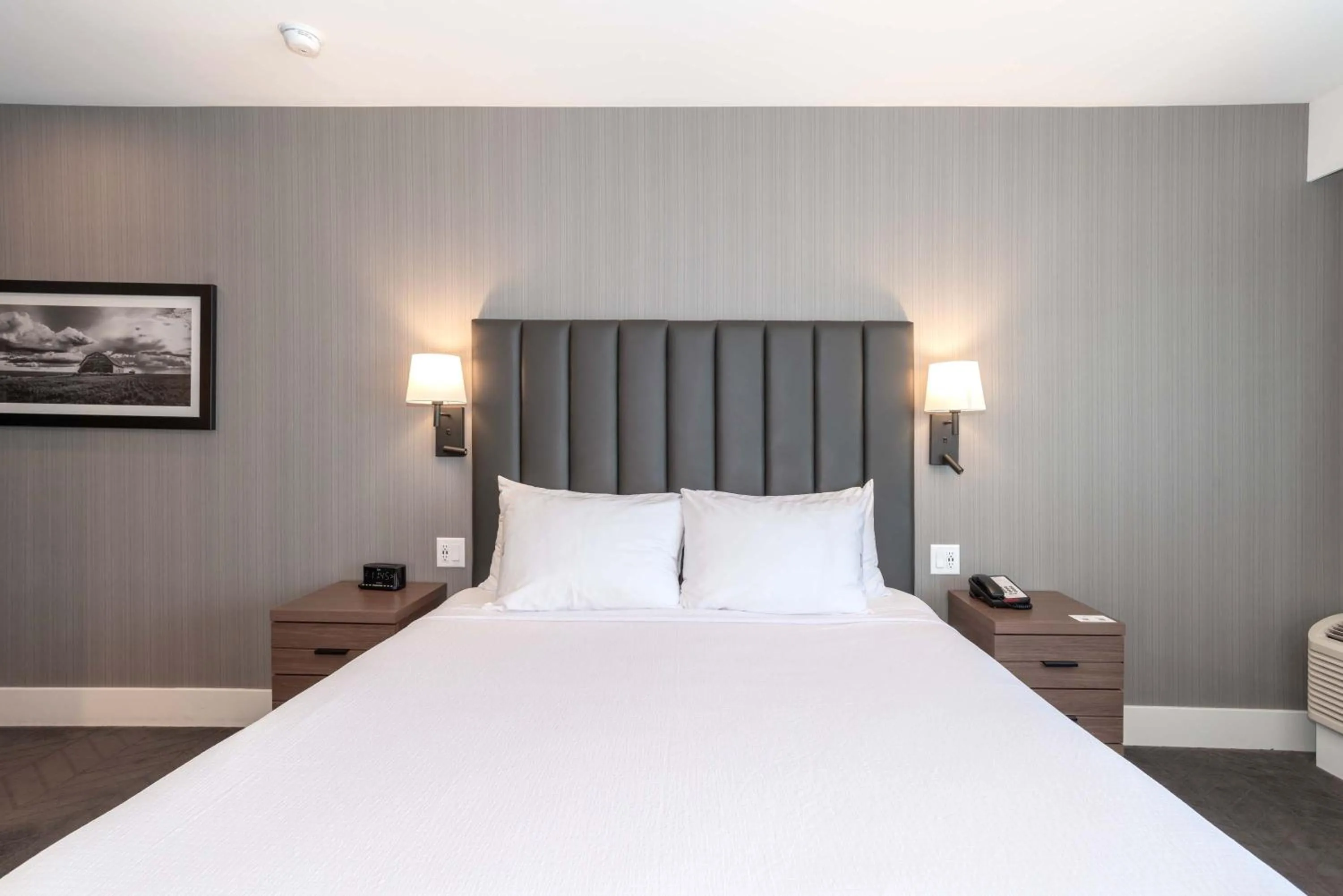 Photo of the whole room, Bed in Sandman Signature Saskatoon South Hotel