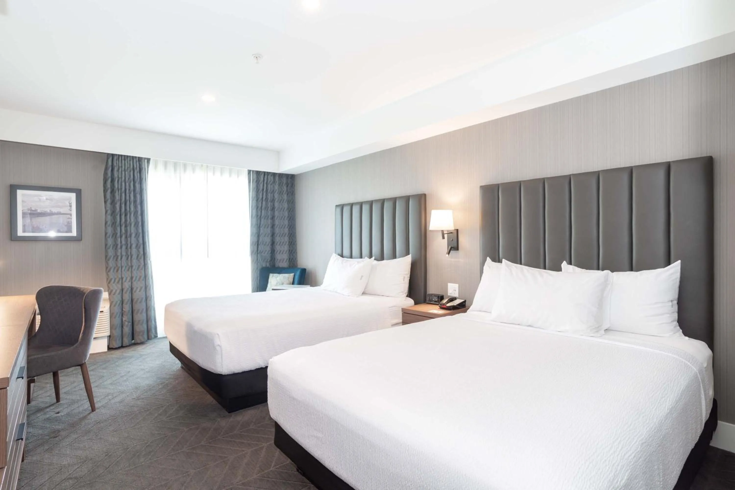 Photo of the whole room, Bed in Sandman Signature Saskatoon South Hotel