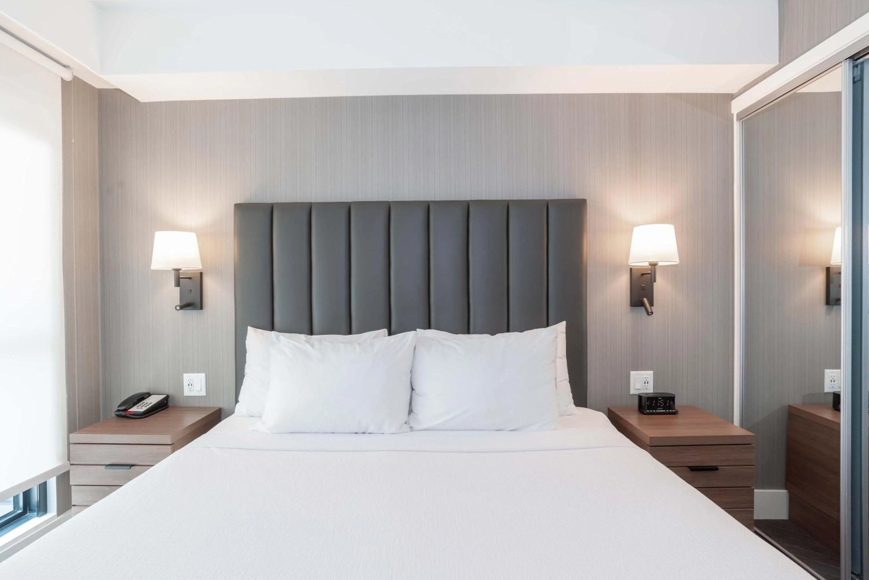 Photo of the whole room, Bed in Sandman Signature Saskatoon South Hotel