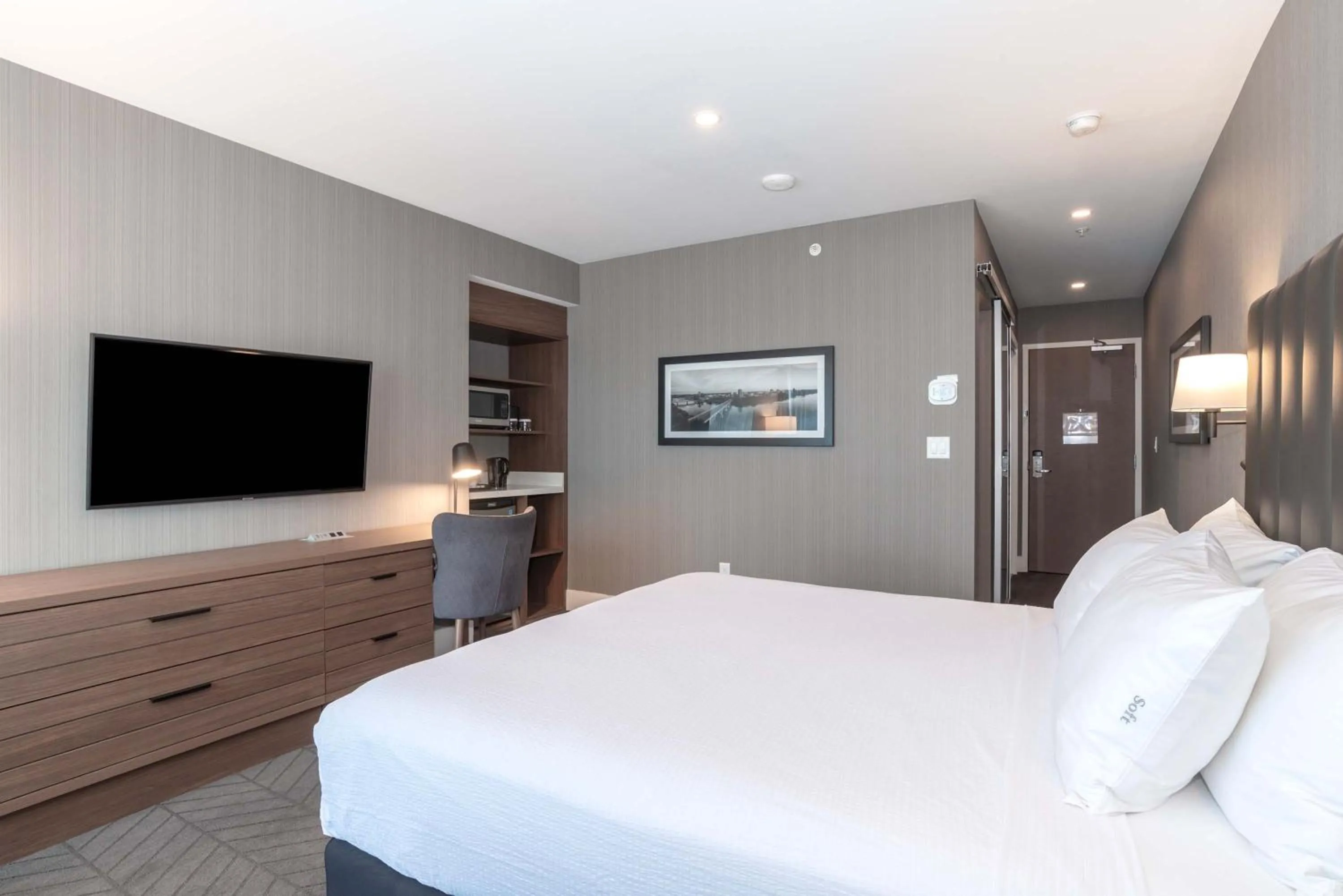 Photo of the whole room, Bed in Sandman Signature Saskatoon South Hotel