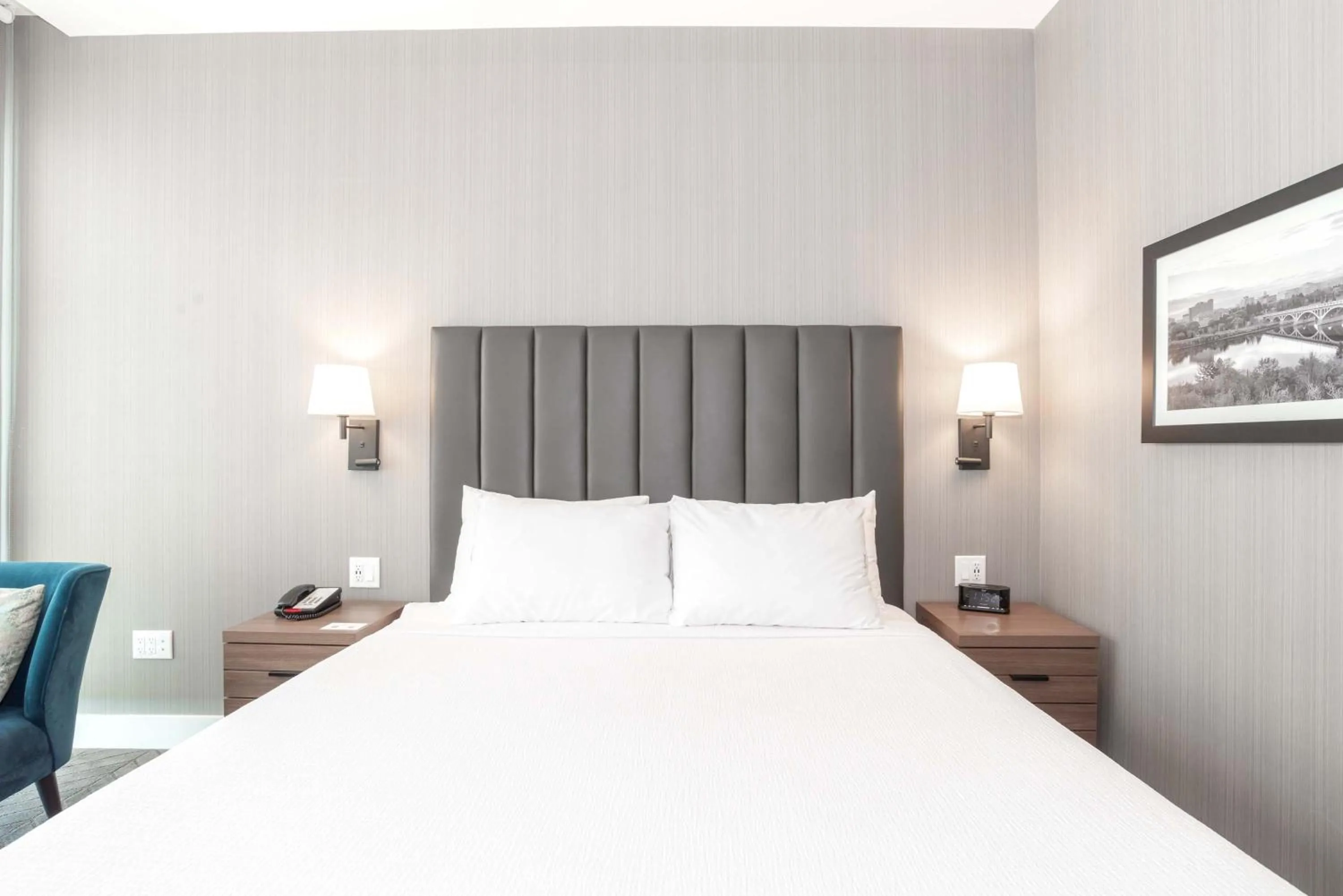 Photo of the whole room, Bed in Sandman Signature Saskatoon South Hotel