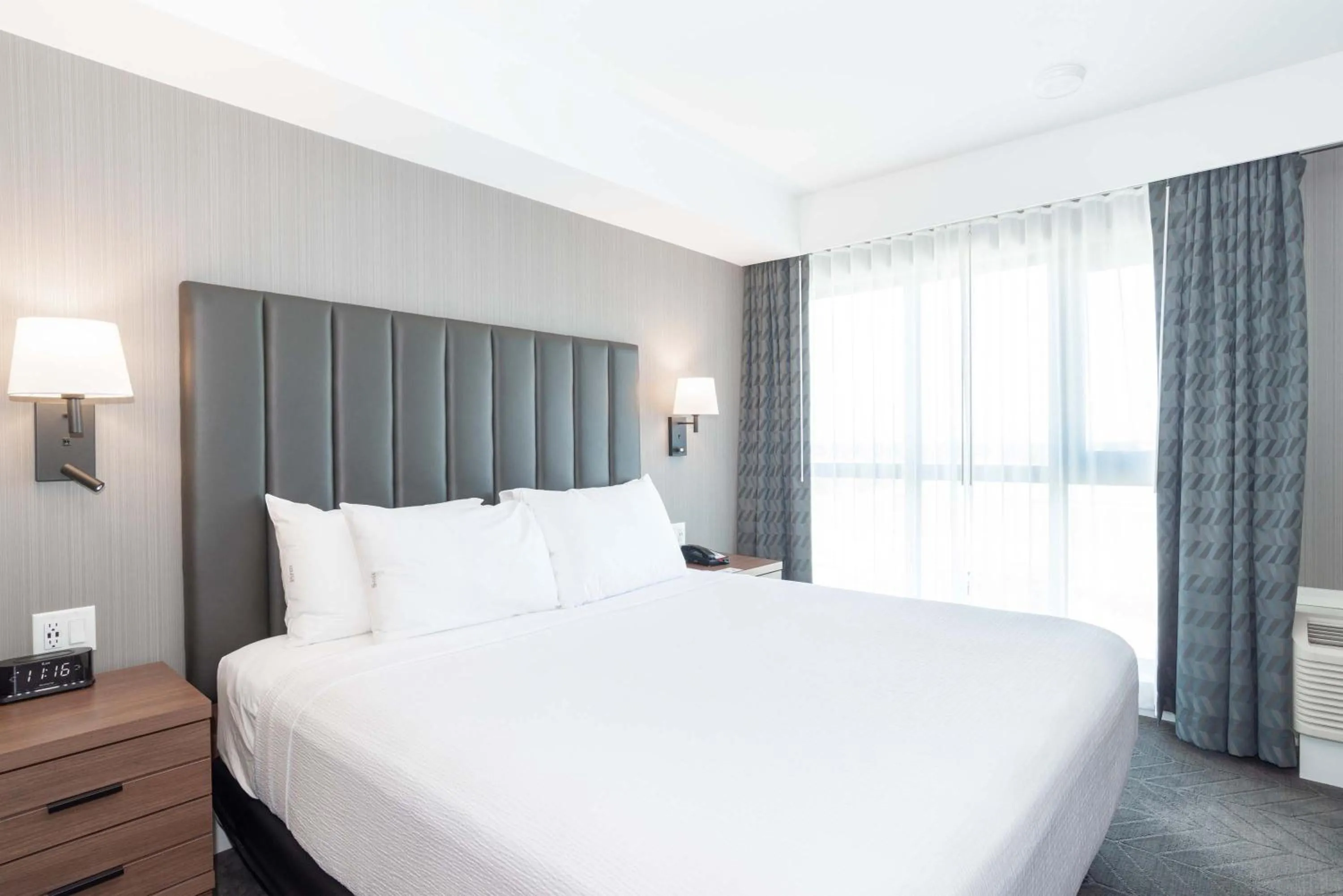 Photo of the whole room, Bed in Sandman Signature Saskatoon South Hotel