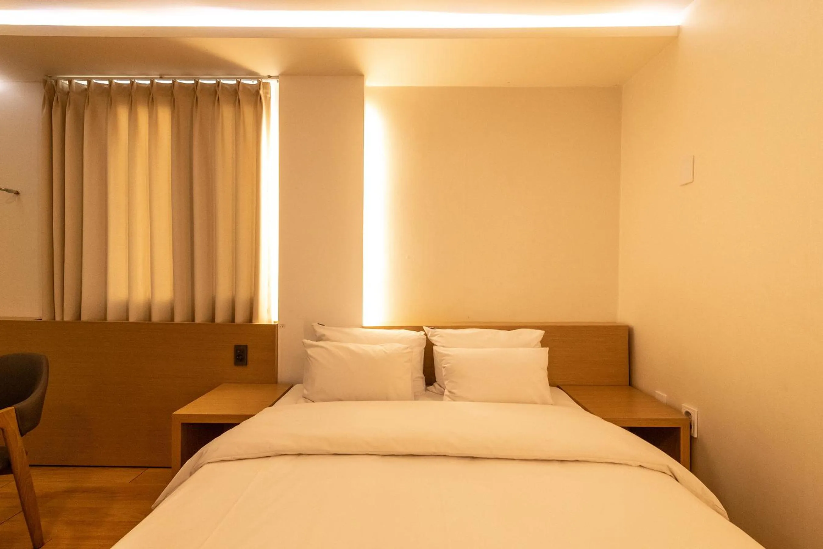 Bed in 1962 Business Hotel Chuncheon Branch