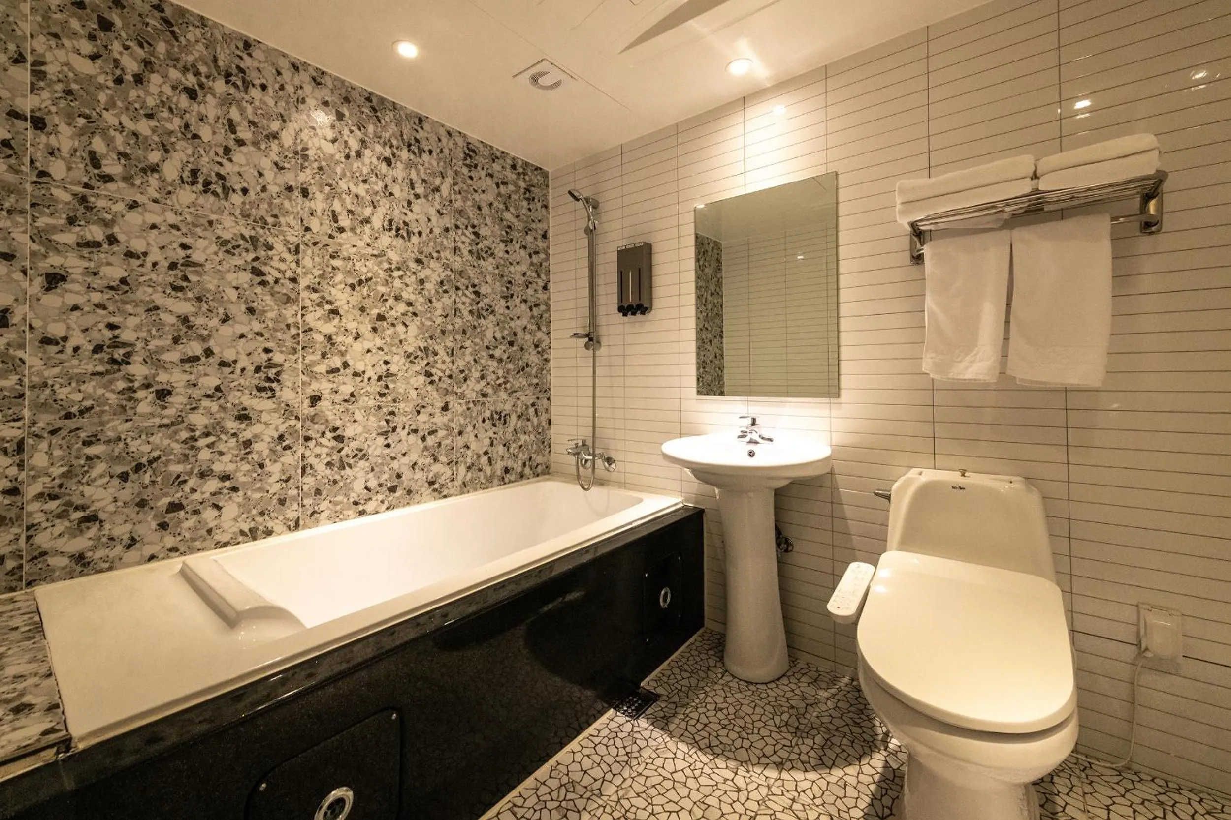 1962 Business Hotel Chuncheon Branch