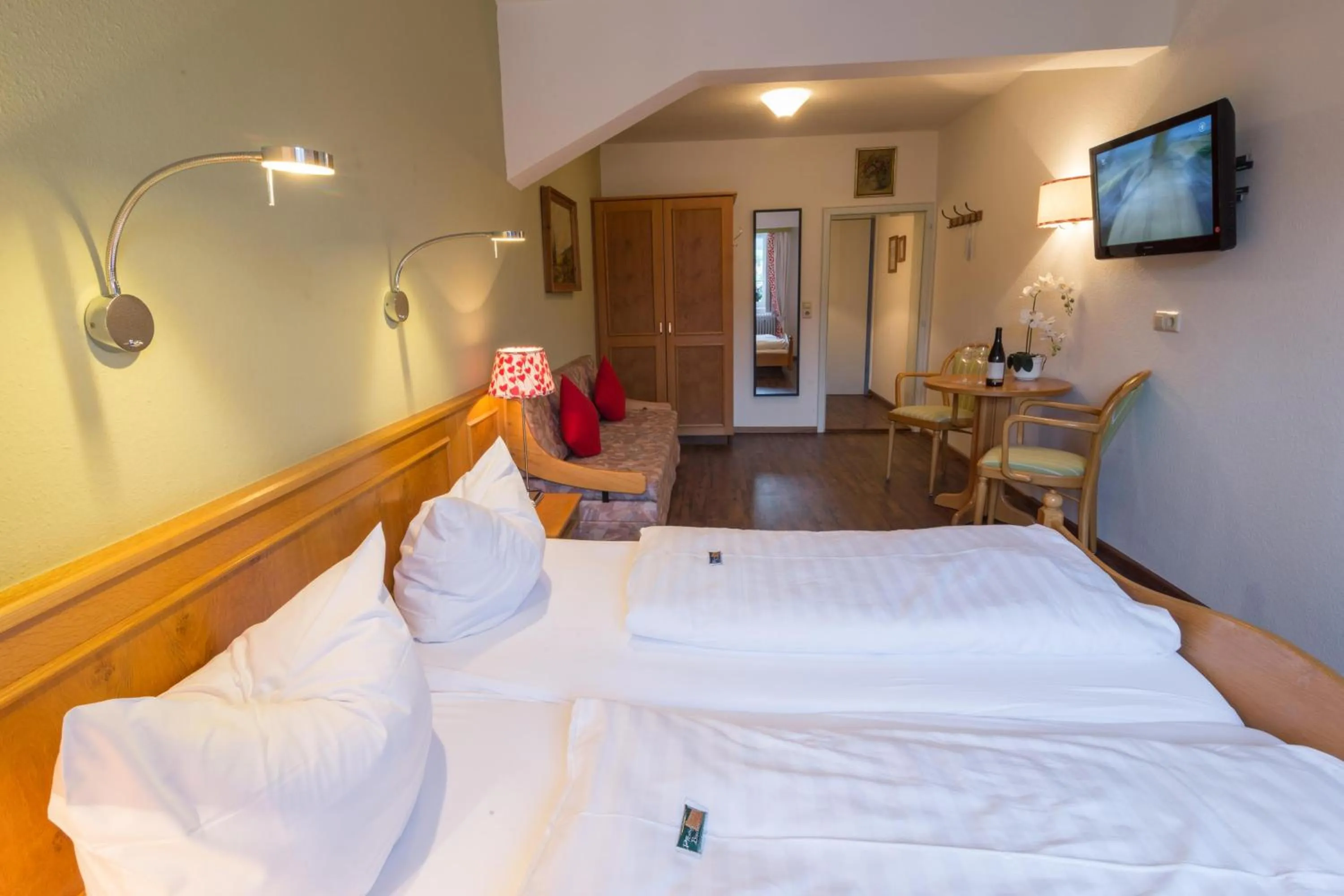 Bed in Goldener Adler Oberried - Hotel & Appartements