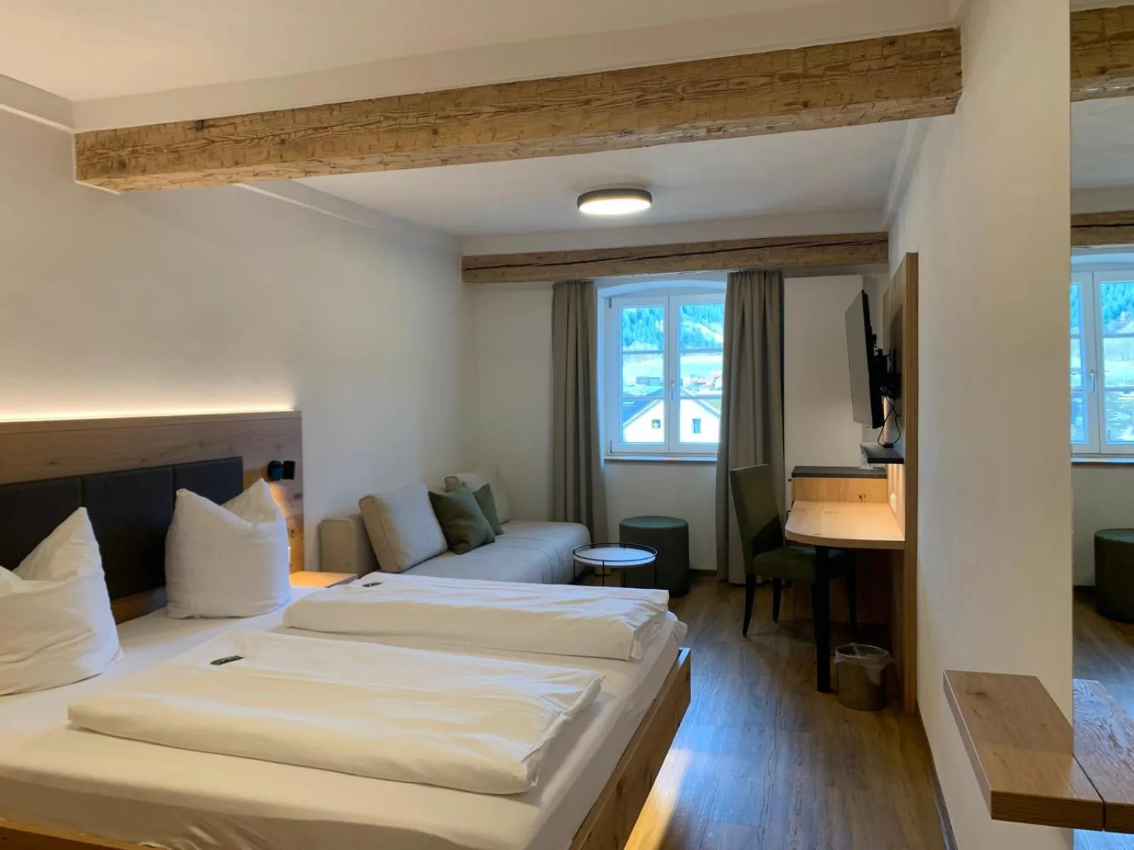 Bed in Goldener Adler Oberried - Hotel & Appartements