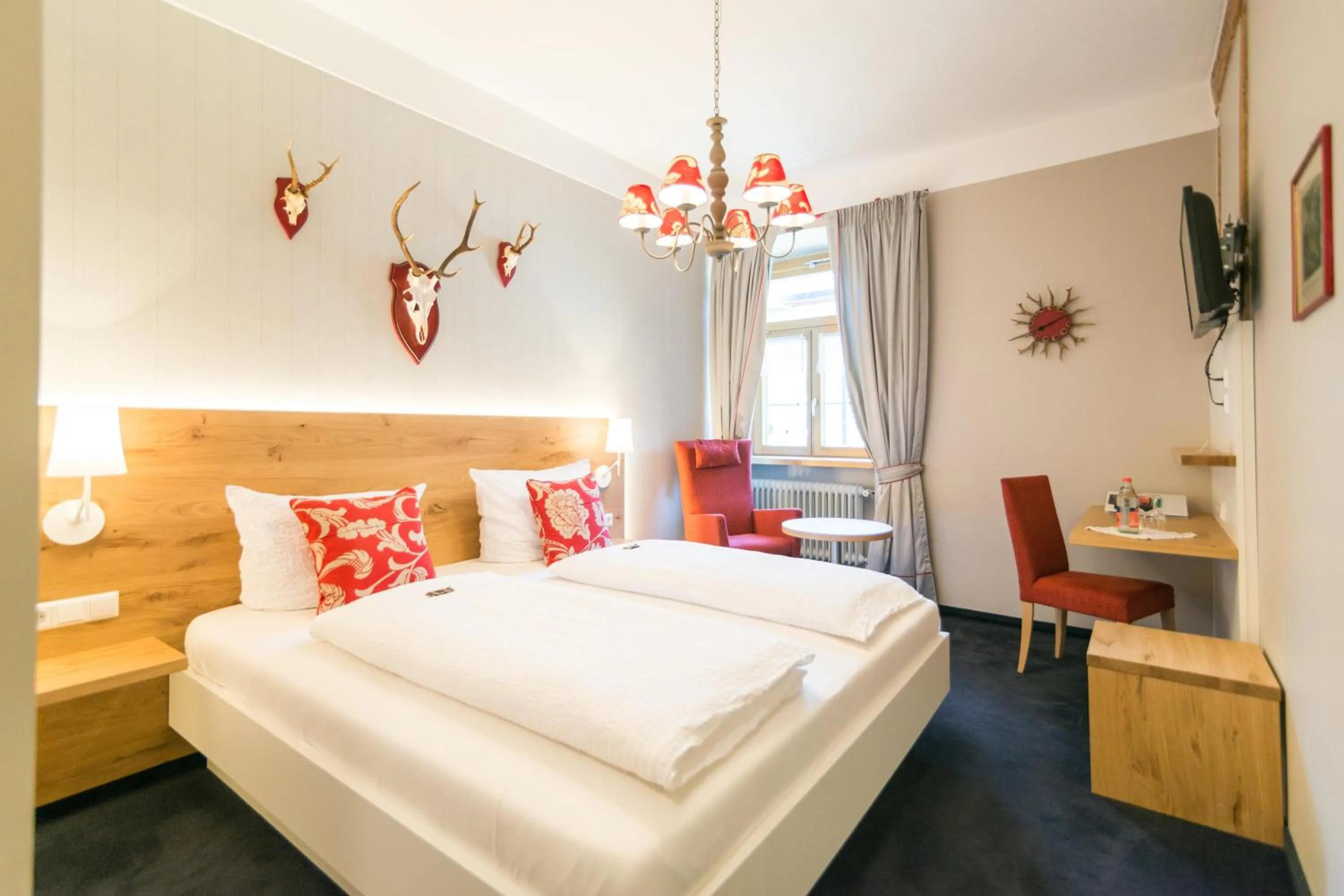 Bed in Goldener Adler Oberried - Hotel & Appartements