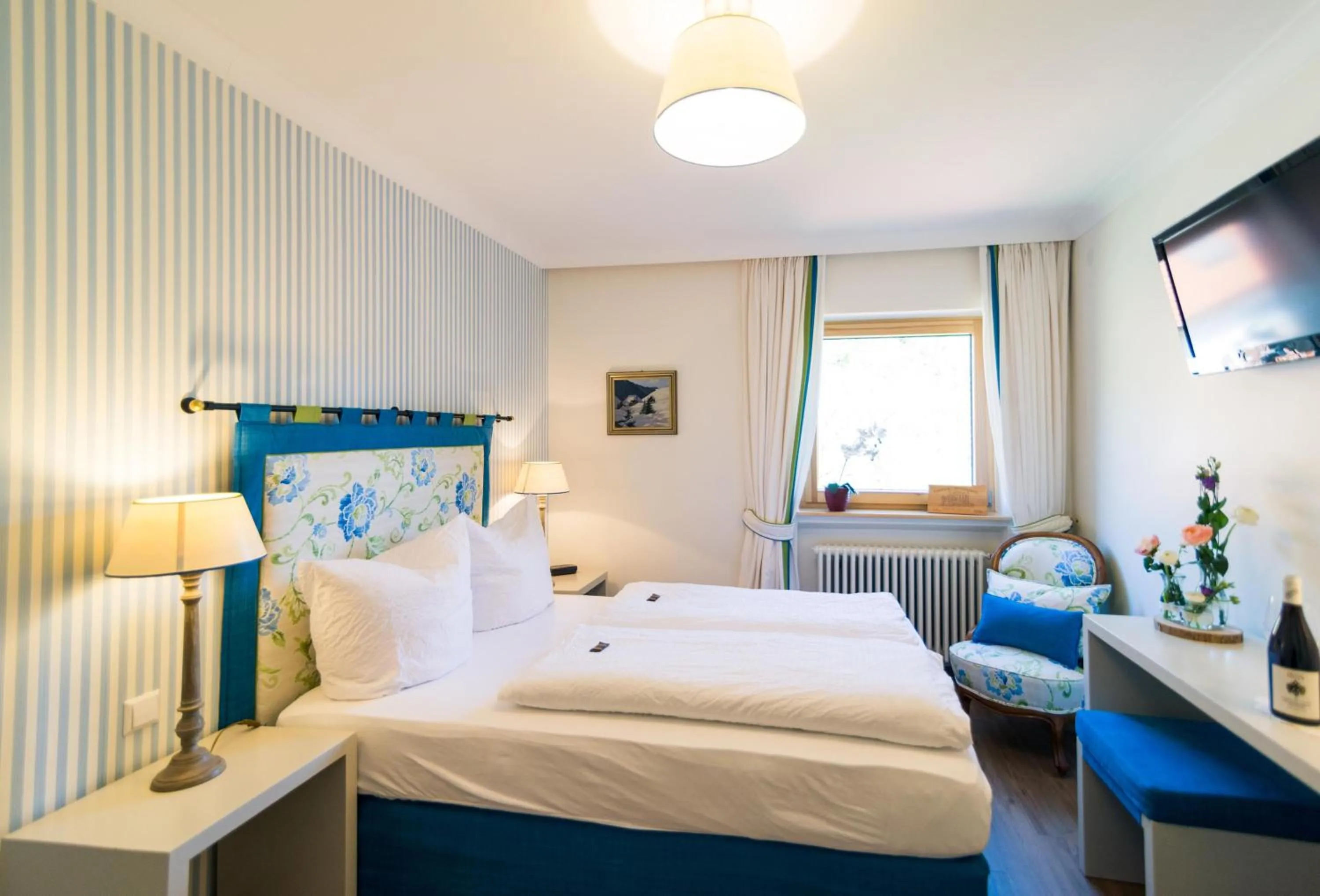 Bed in Goldener Adler Oberried - Hotel & Appartements