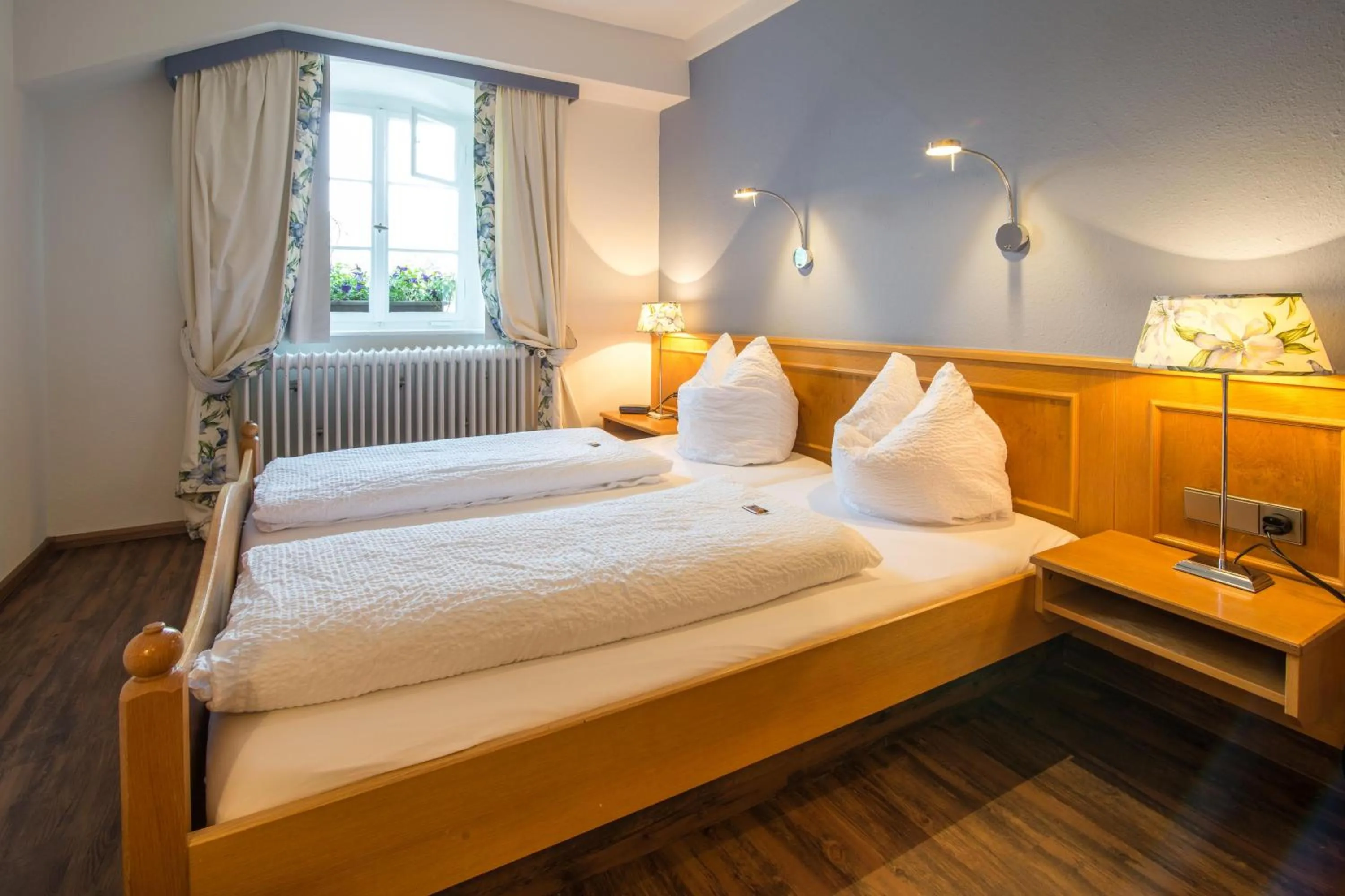 Bed in Goldener Adler Oberried - Hotel & Appartements