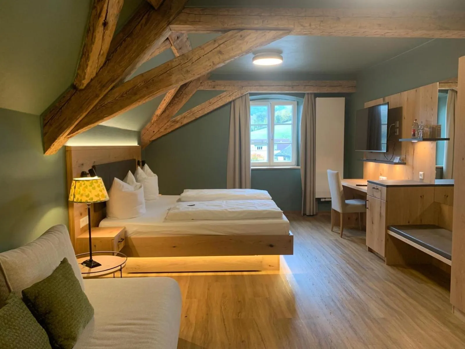Bed in Goldener Adler Oberried - Hotel & Appartements