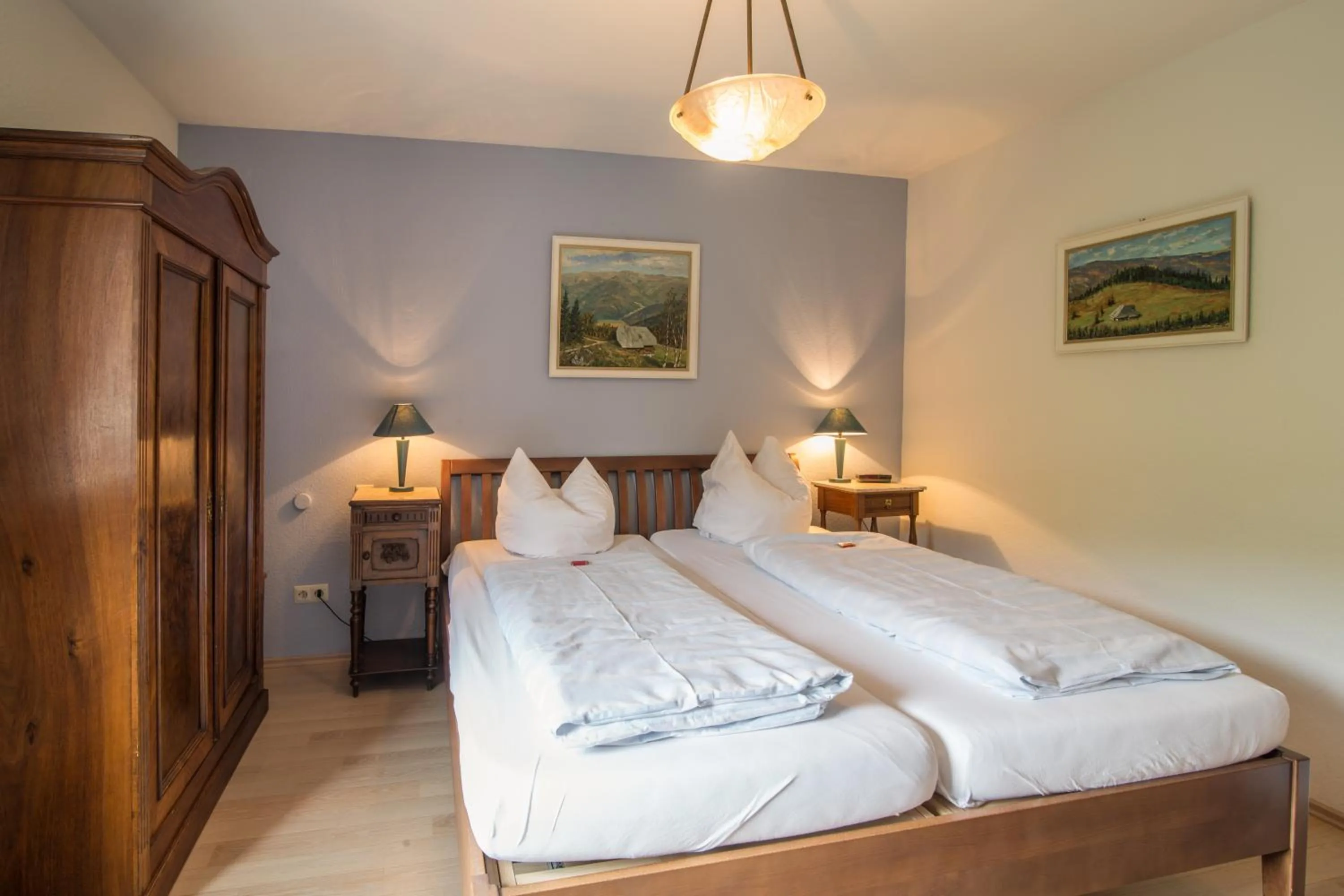 Bed in Goldener Adler Oberried - Hotel & Appartements
