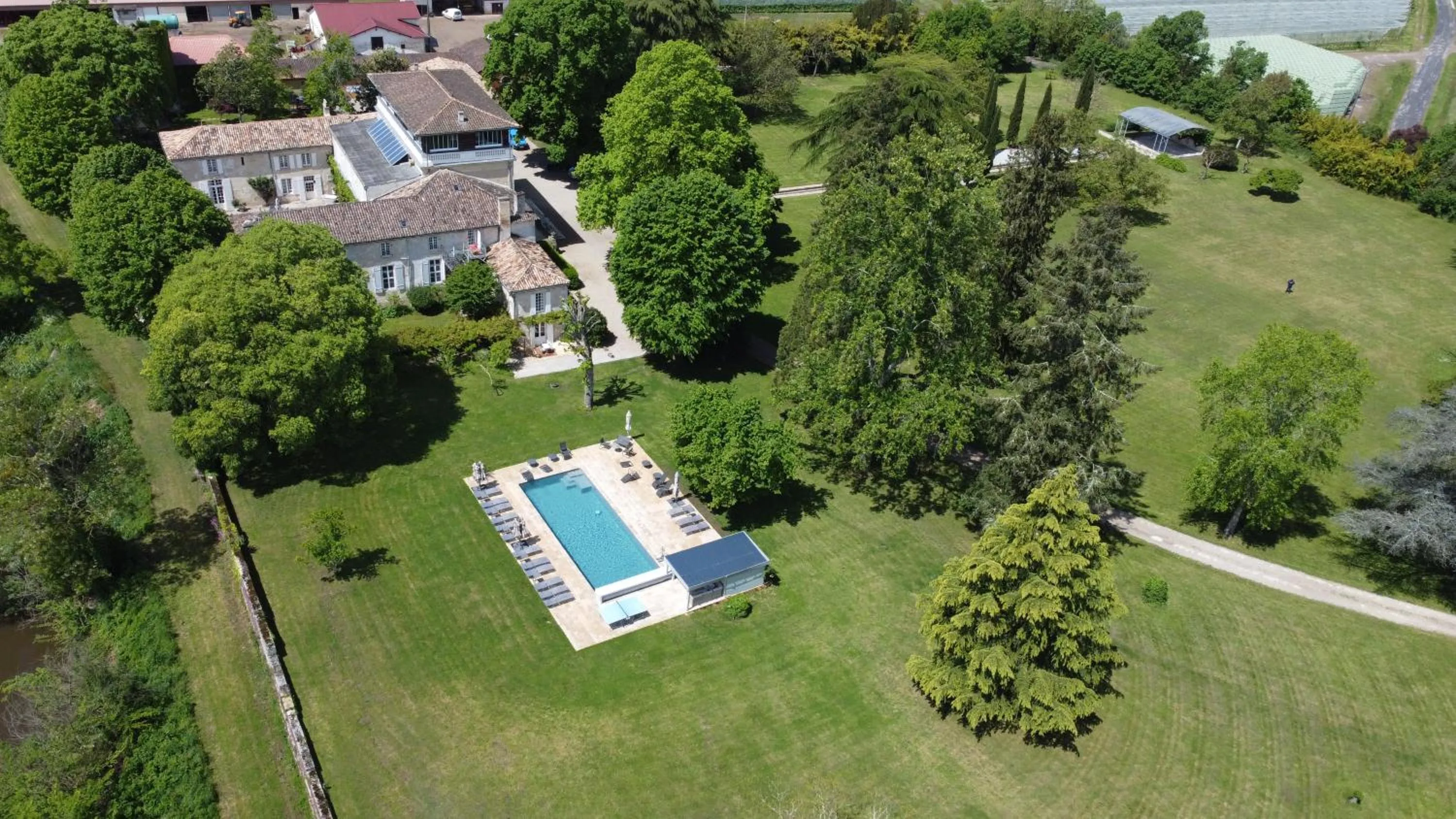 Property building in Château Destinée