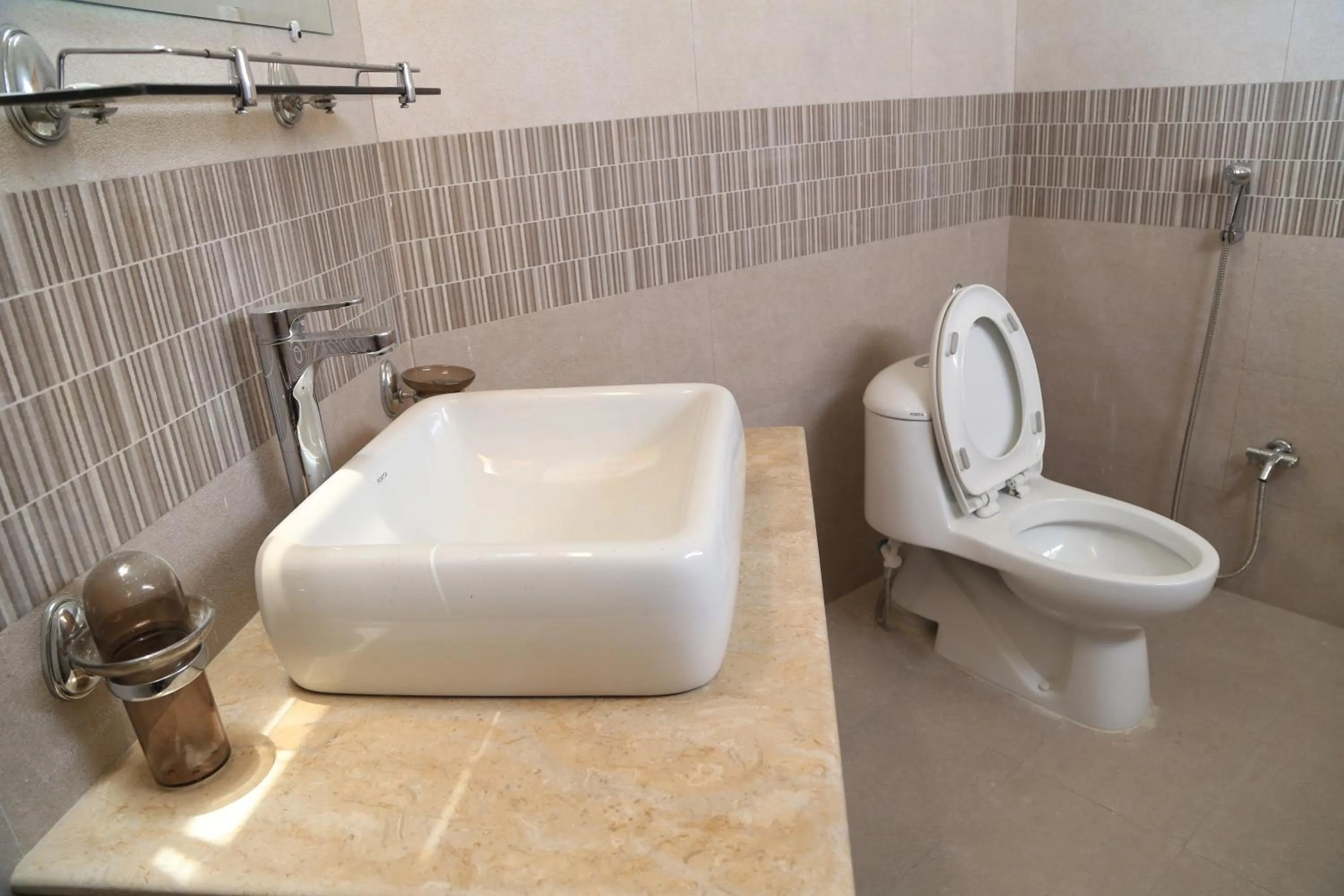 Toilet in ISLE OF HIGHLAND TOURS Guest House