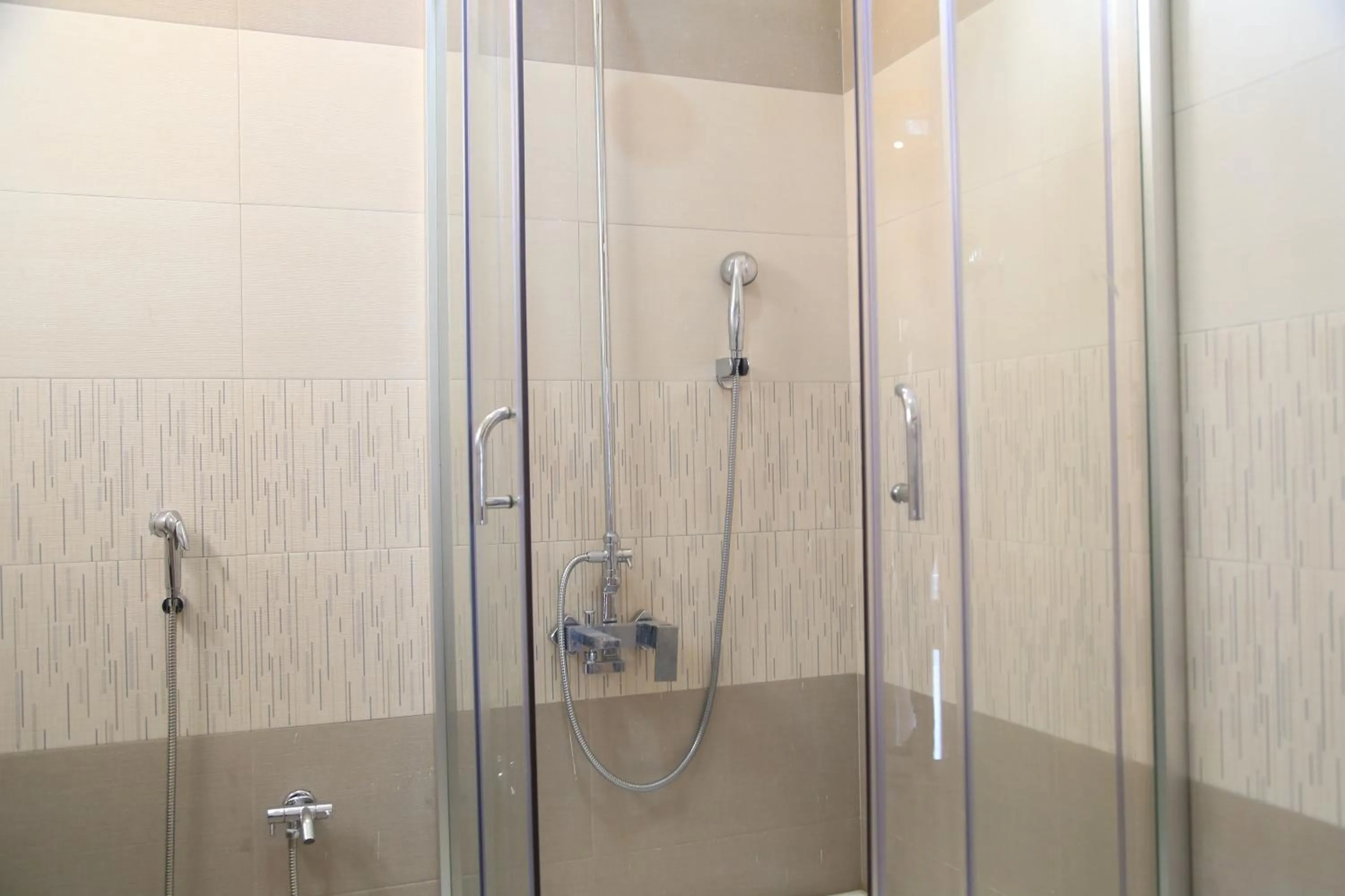 Shower in ISLE OF HIGHLAND TOURS Guest House