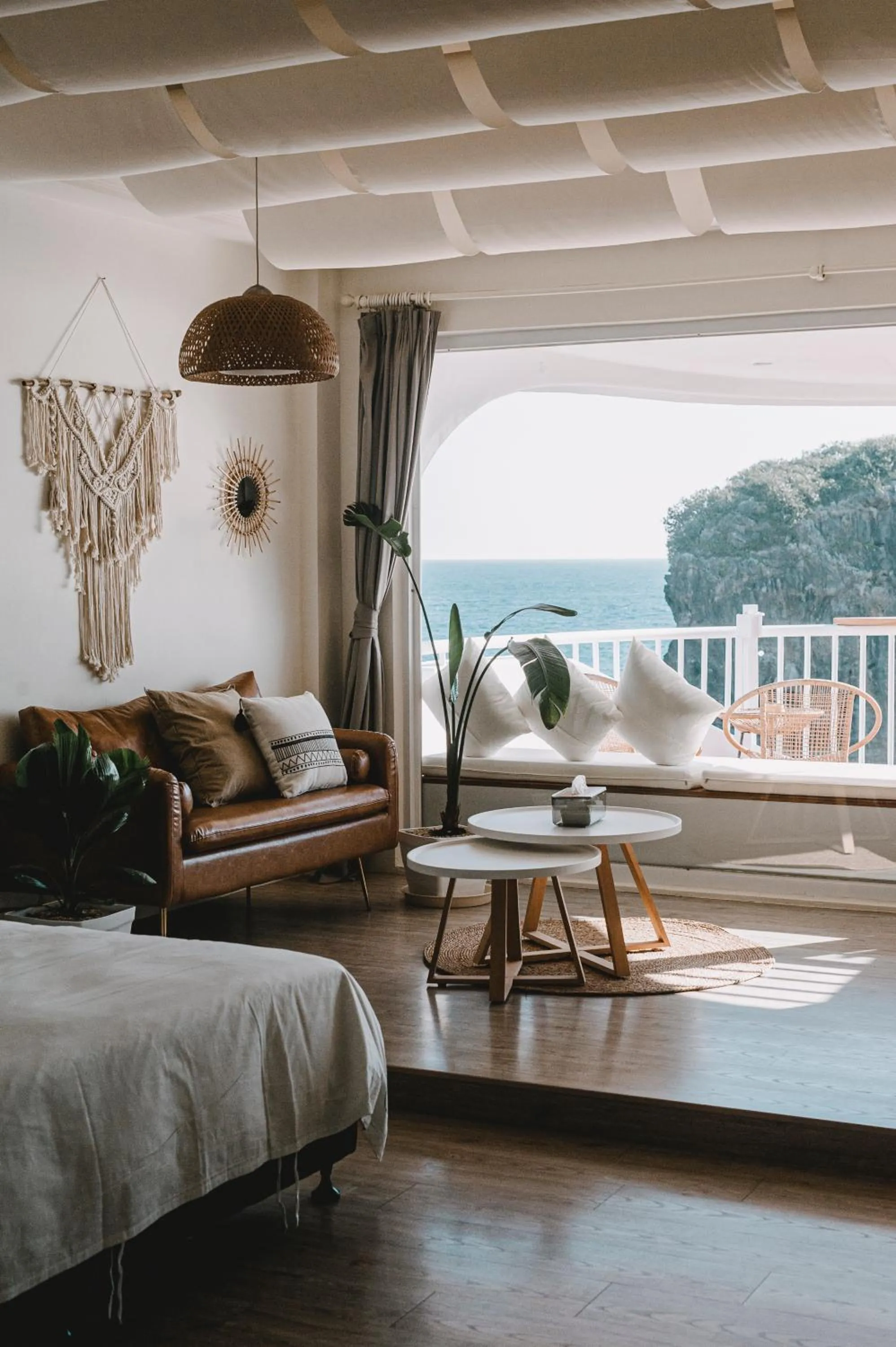 Bed in Yellow's Kenting B&B II