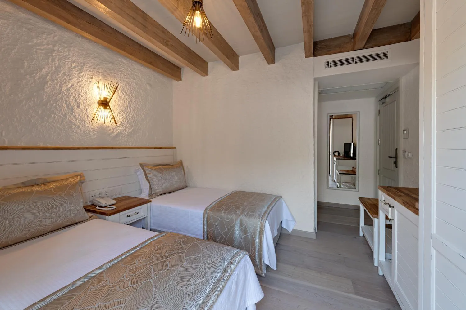 Bed in Atrium Taş Otel