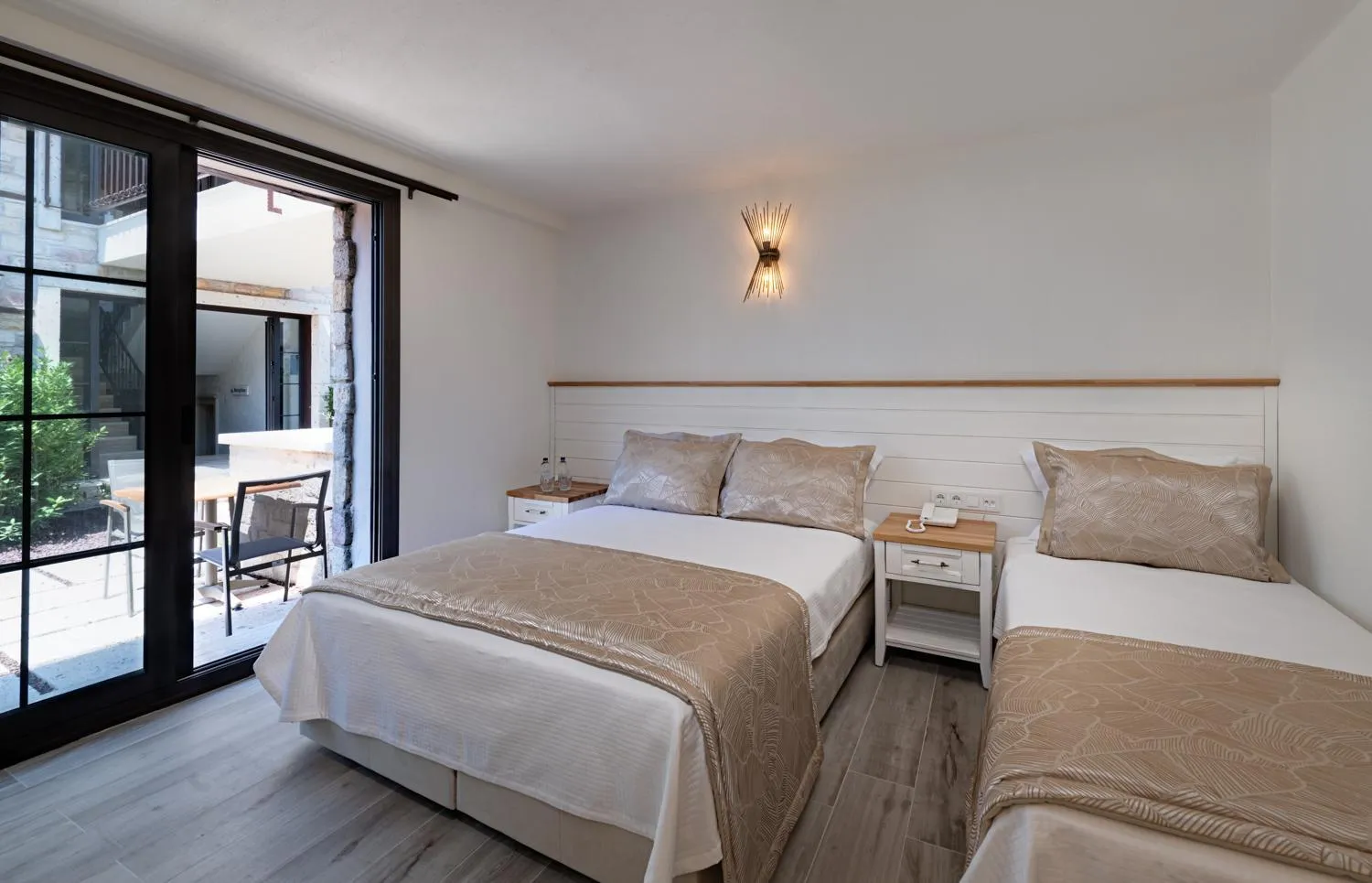 Bed in Atrium Taş Otel