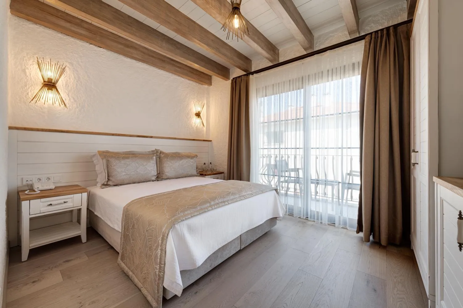 Bed in Atrium Taş Otel