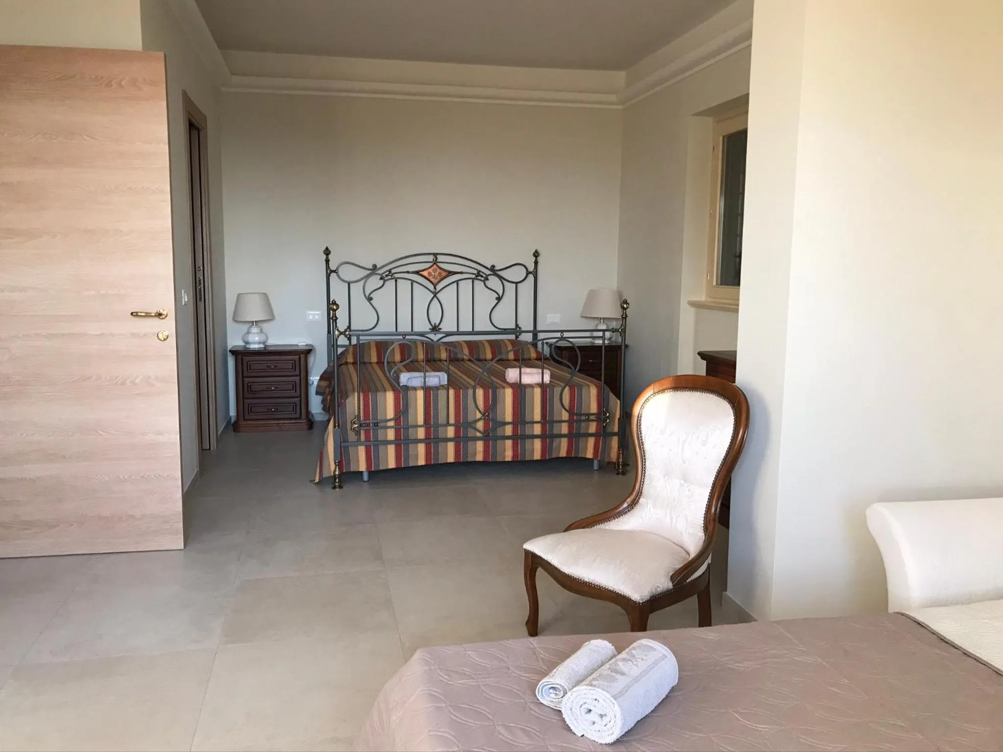 Photo of the whole room, Bed in B&B Bee