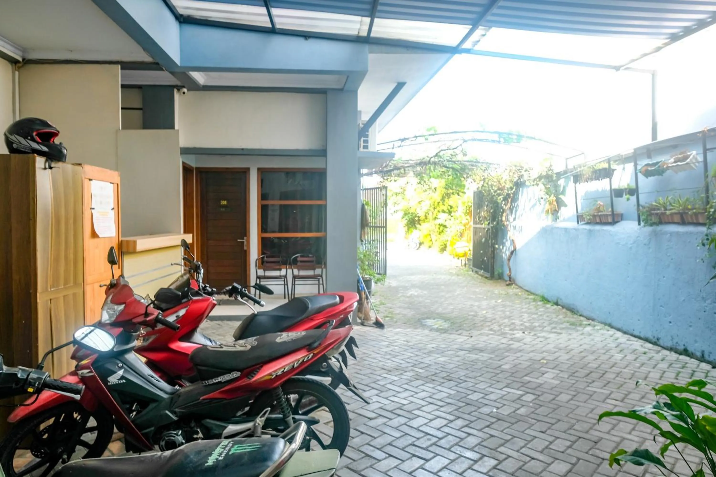 Parking in RedDoorz @ Jalan Kedawung