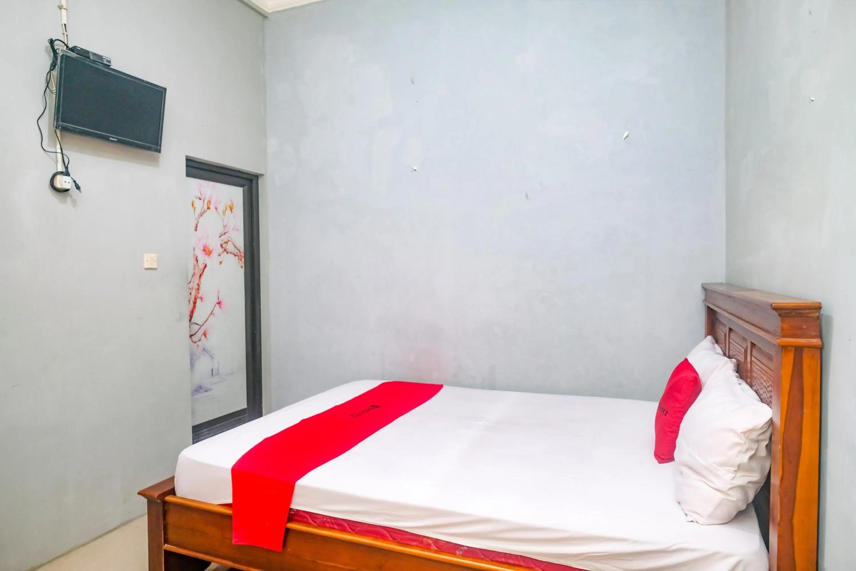 Bedroom, Bed in RedDoorz @ Jalan Kedawung