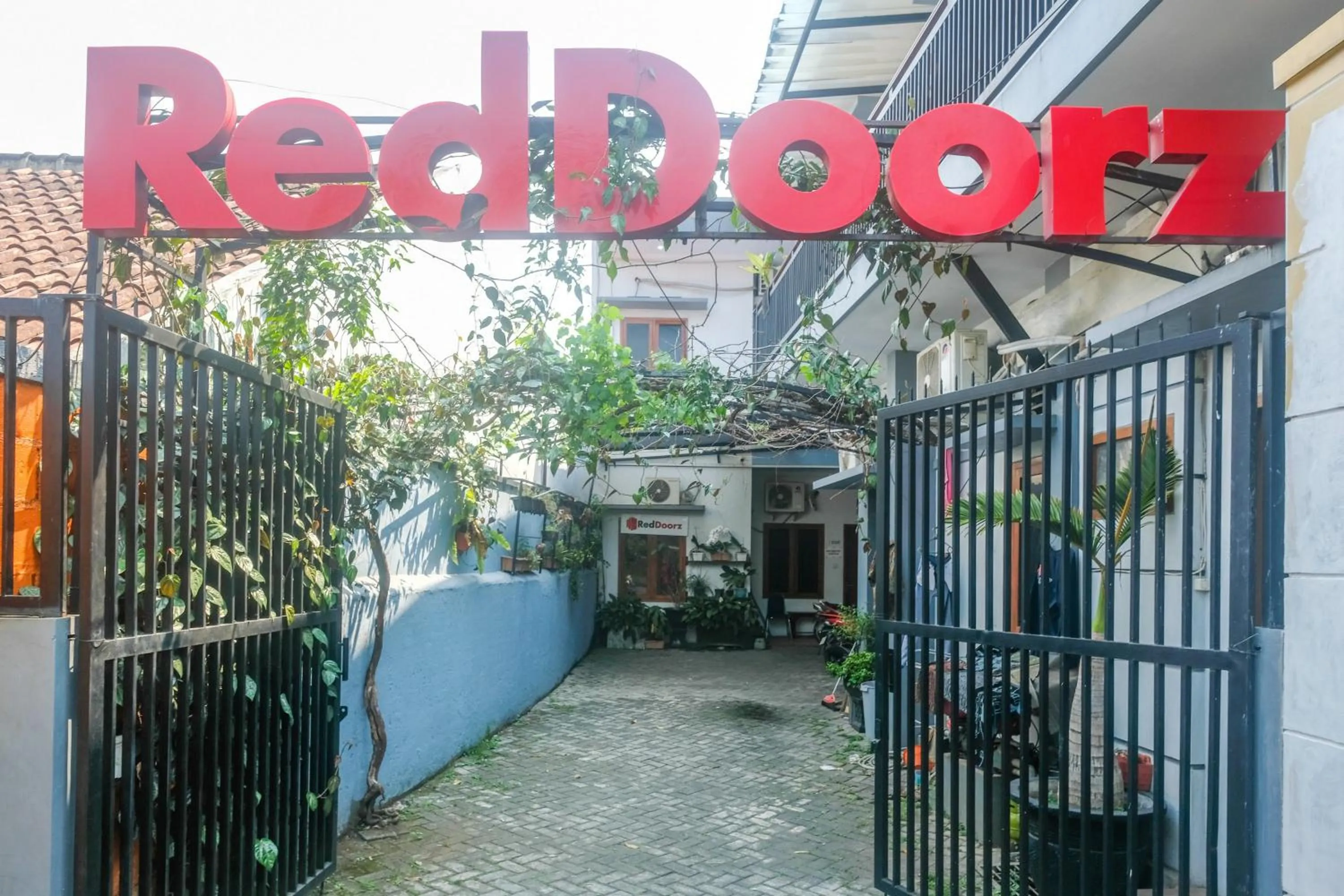 Property logo or sign in RedDoorz @ Jalan Kedawung
