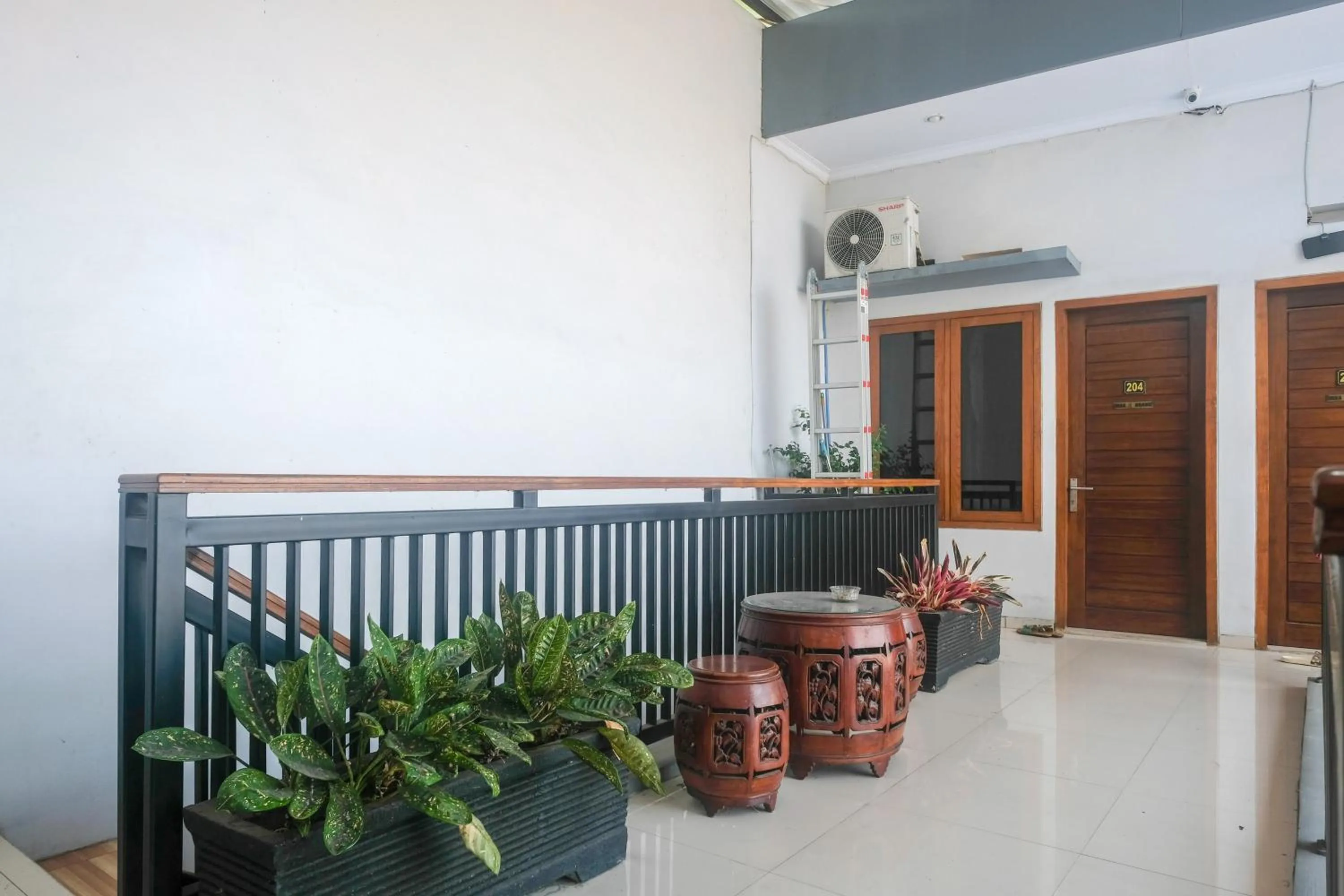 Property building in RedDoorz @ Jalan Kedawung