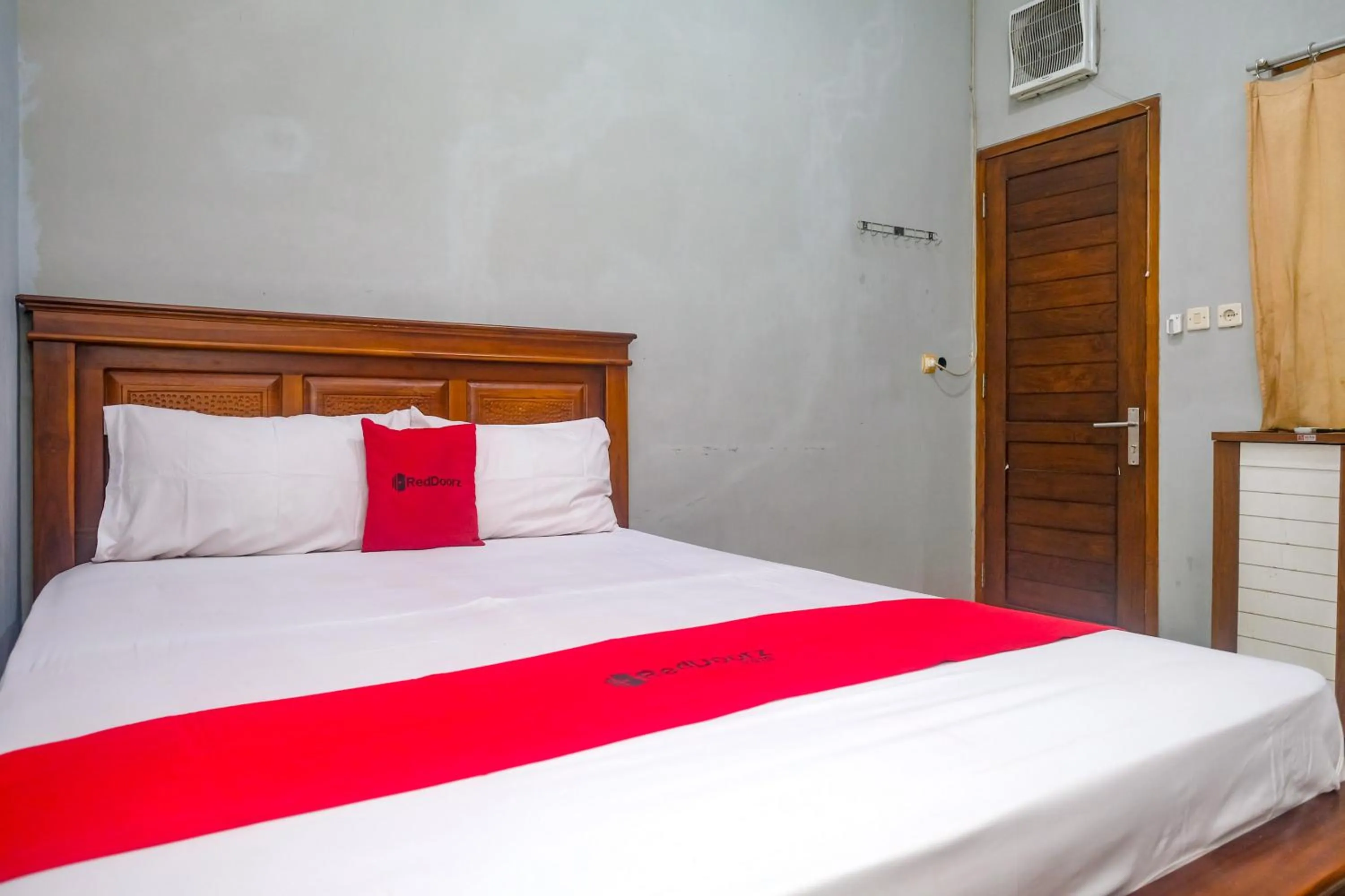Bedroom, Bed in RedDoorz @ Jalan Kedawung
