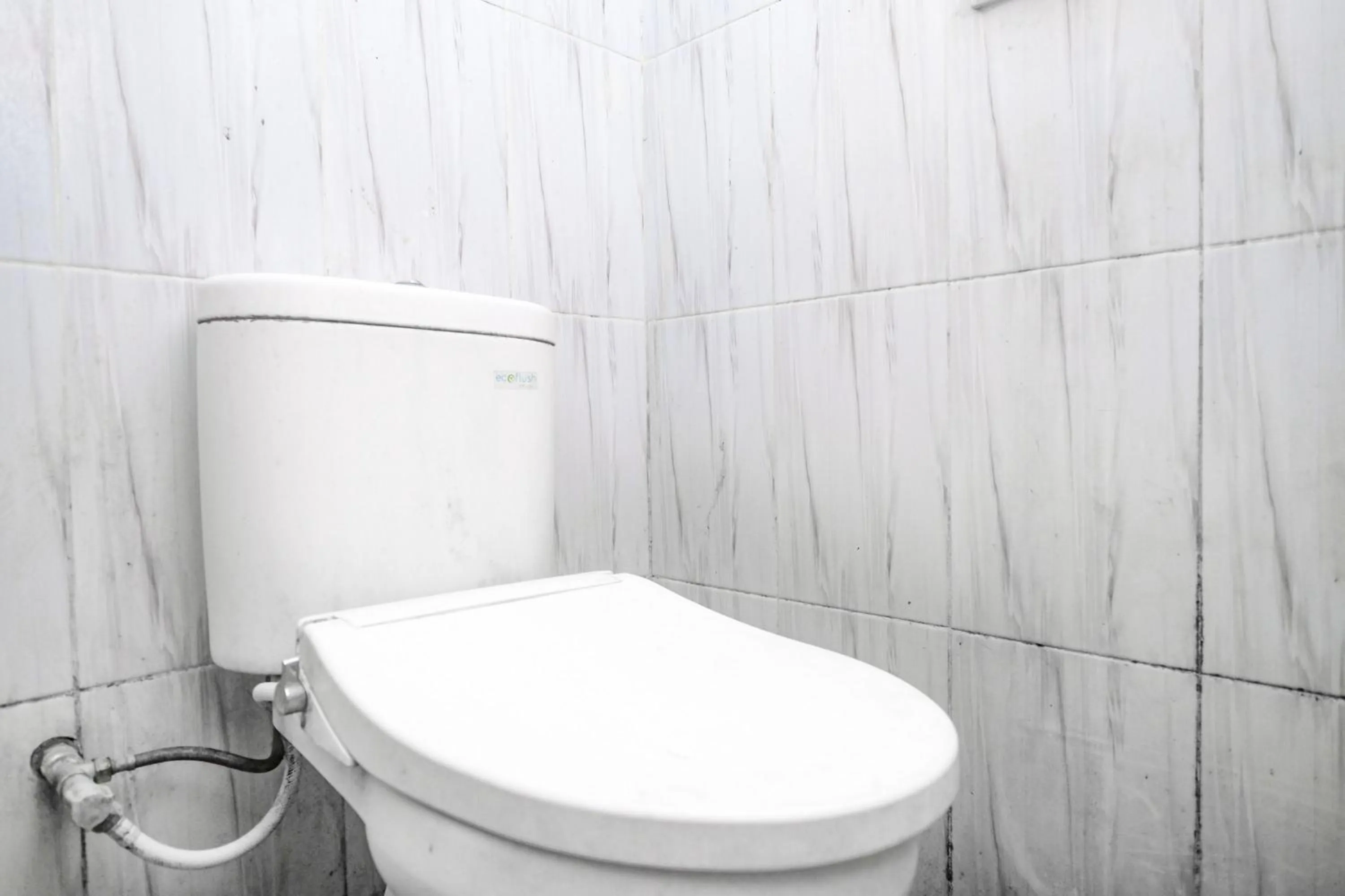 Bathroom in RedDoorz @ Jalan Kedawung