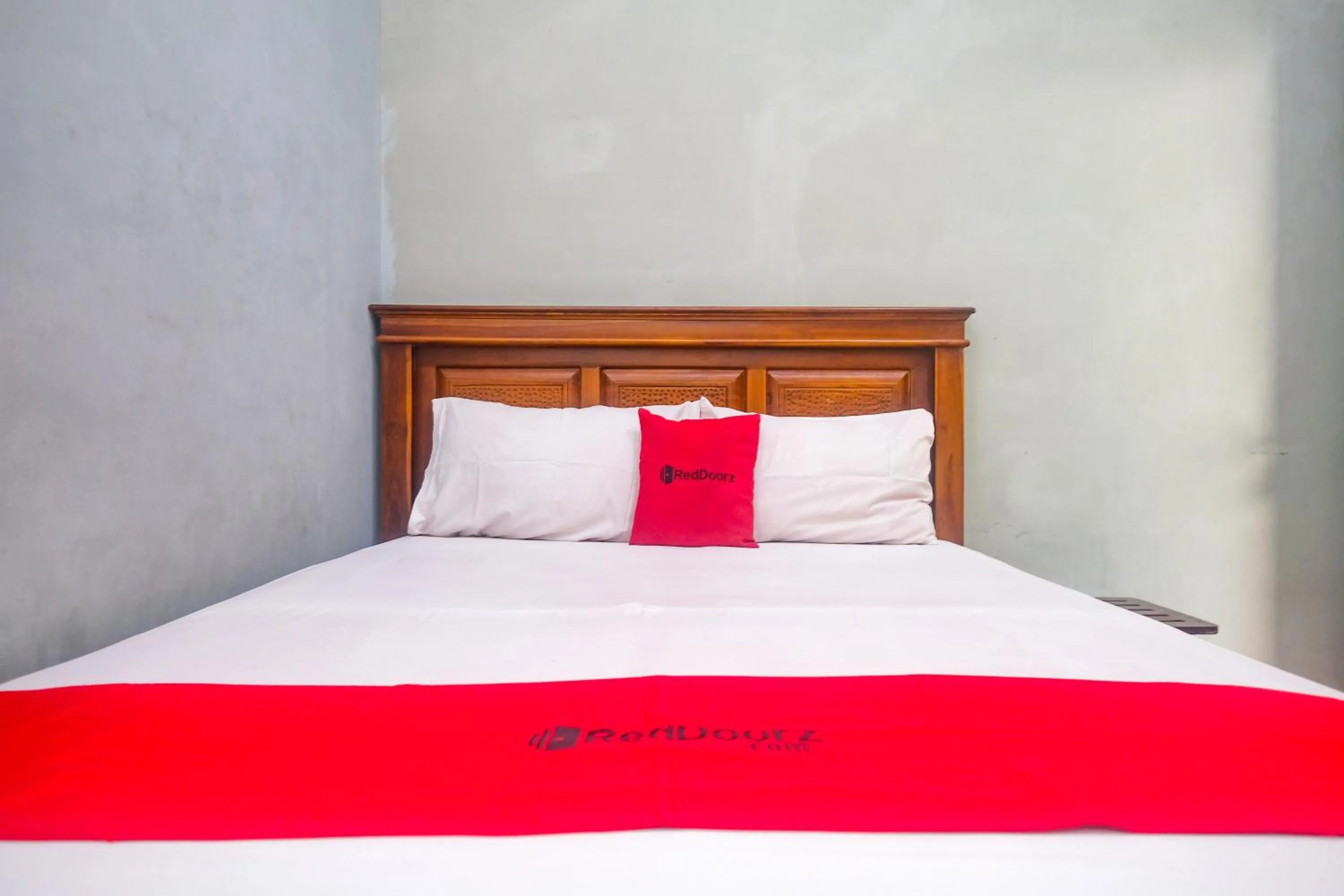 Bedroom, Bed in RedDoorz @ Jalan Kedawung