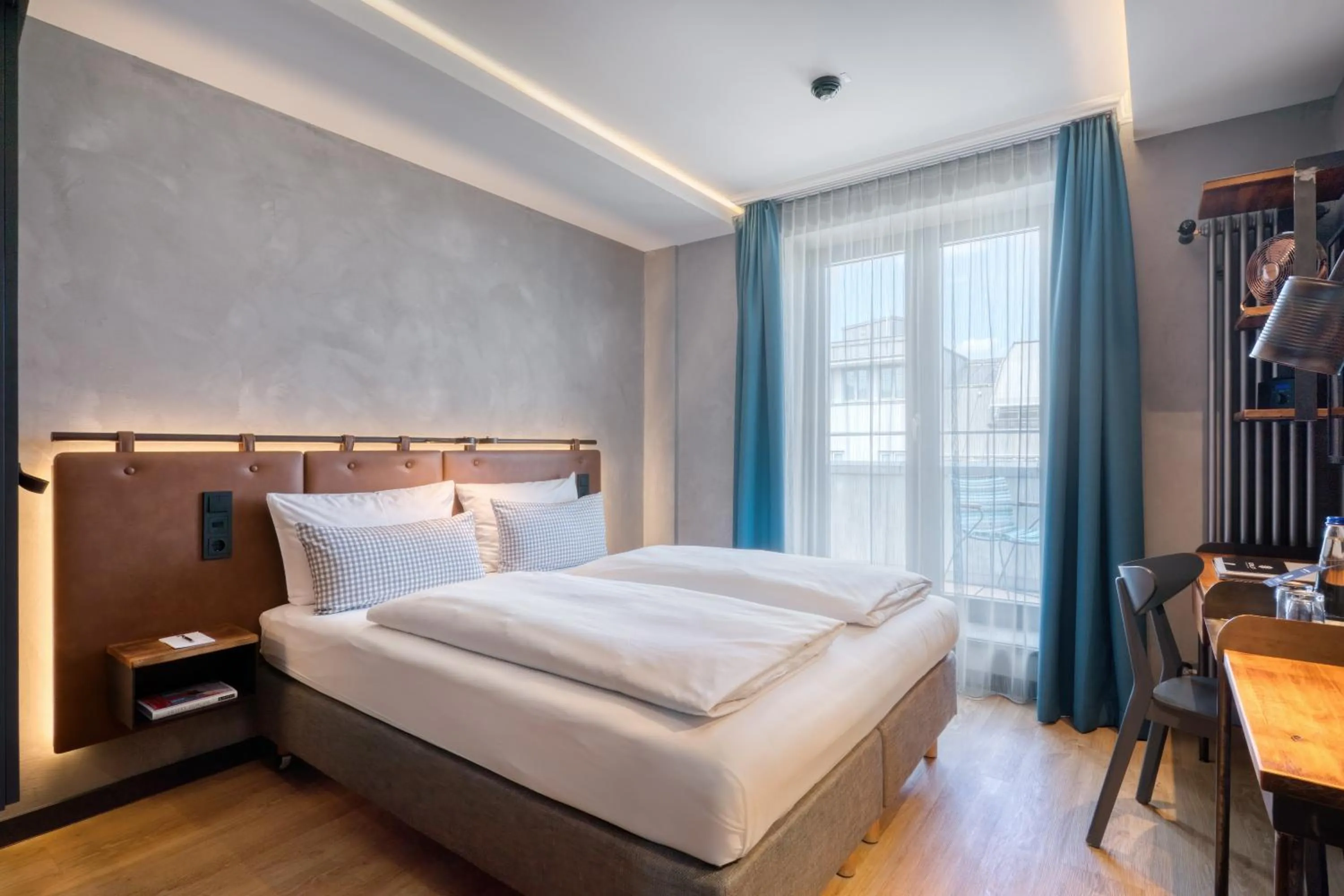 Photo of the whole room, Bed in Unsöld's Factory Hotel